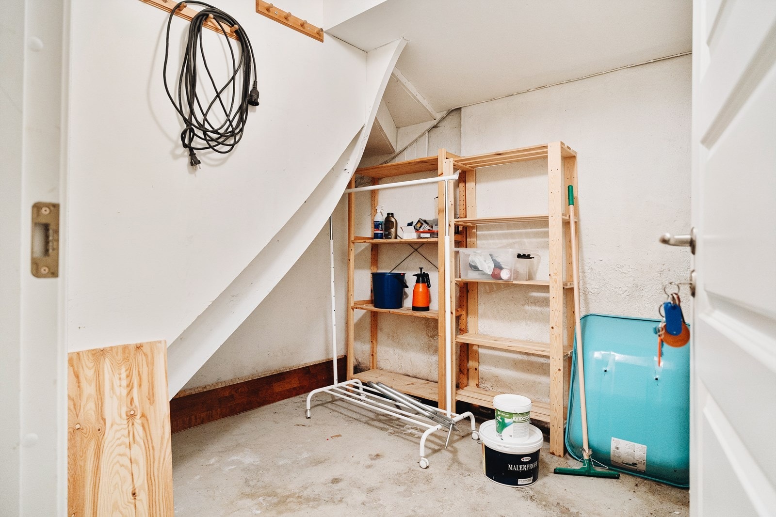 Leiligheten disponerer to eksterne boder i kjelleren på hhv. 5,3 og 5 m² - perfekt til sesongutstyr, arkiv, verktøy eller sportsutstyr. Godt med lagringsplass gir deg en ryddig og romslig hverdag. Galleribilde