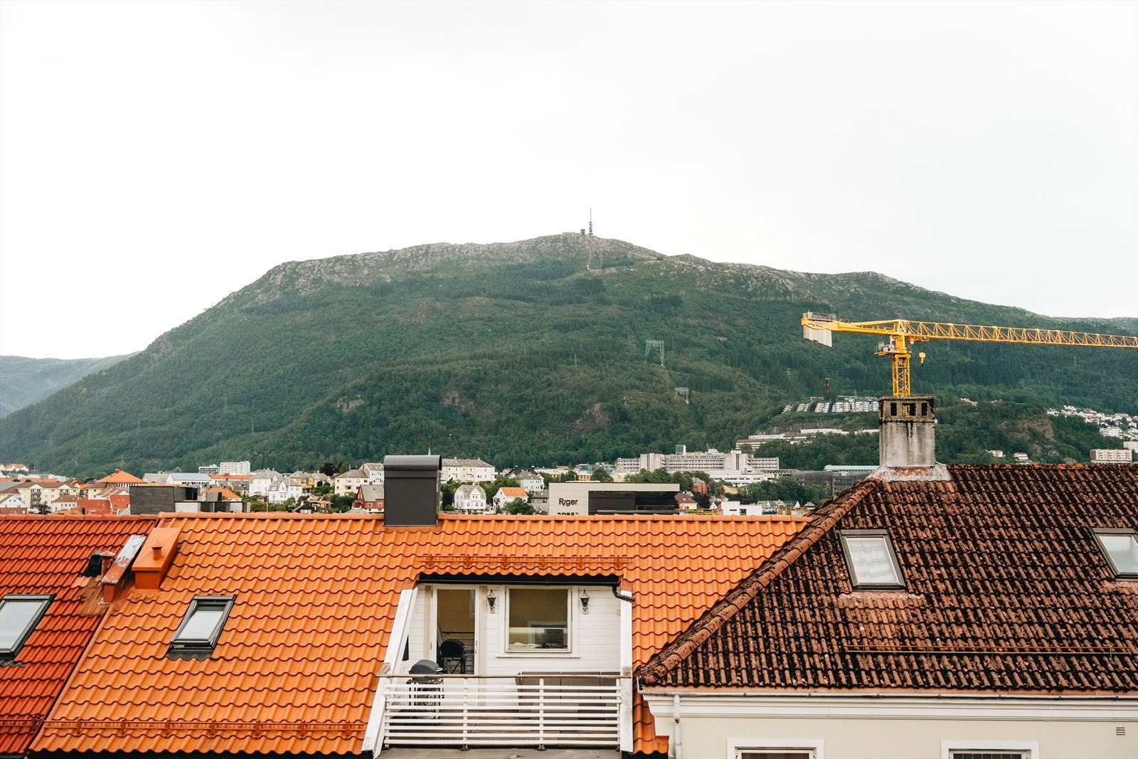 Nydelig utsikt mot bylandskap og grønne glimt. Du får en perfekt balanse mellom byliv og ro, med utsyn som følger årstidene og gir boligen ekstra dybde. Galleribilde