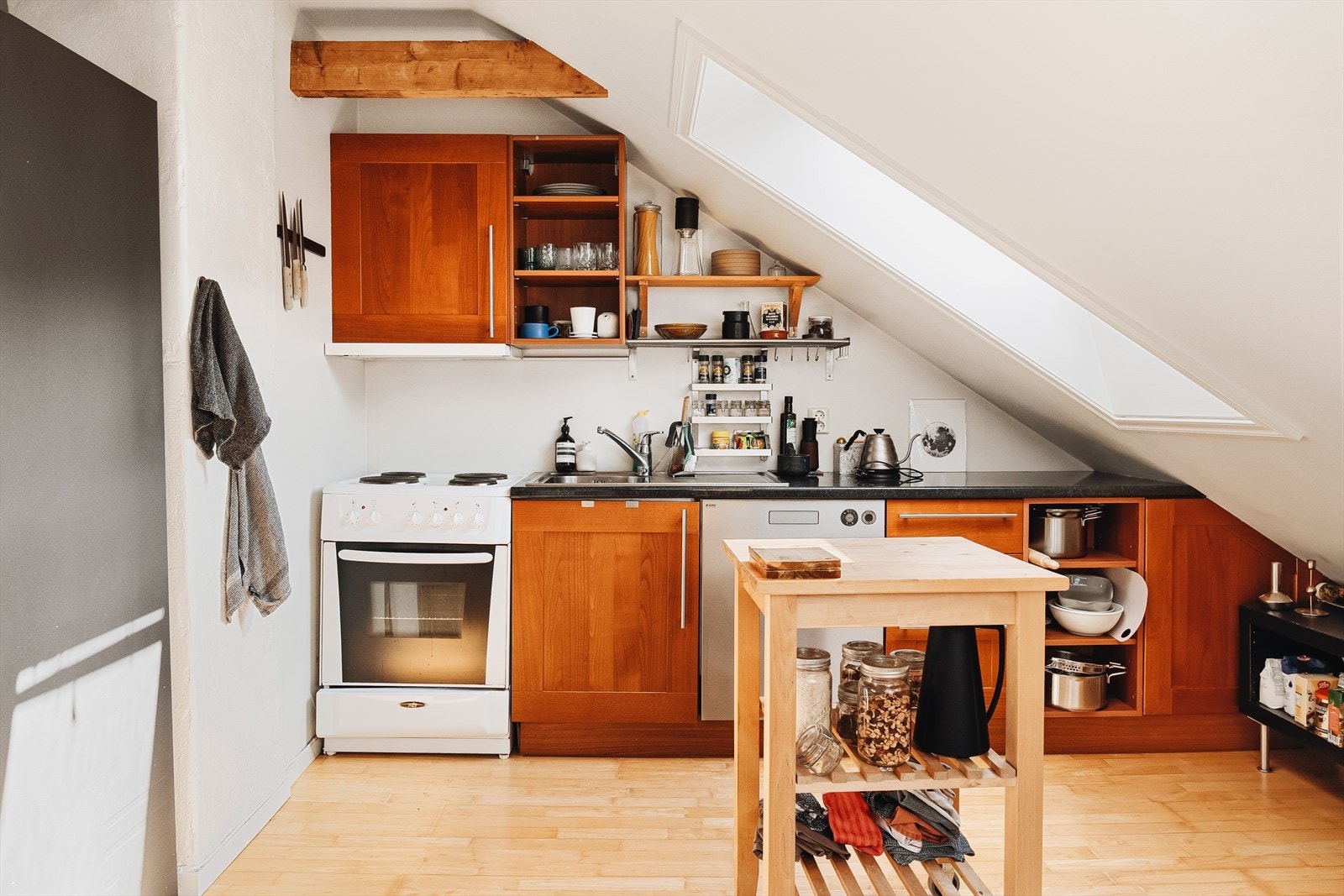 Kjøkkenet har profilerte fronter, laminat benkeplate og opplegg for oppvaskmaskin. Ventilator med kullfilter. Effektiv og god løsning for en mindre leilighet. Galleribilde