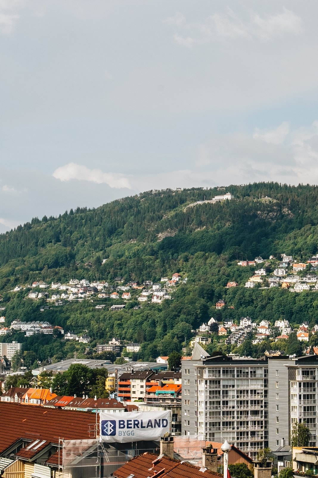 Store vindusflater i 4. etasje gir deg utsikt som strekker seg mot Solheimsviken og nærområdet. En toppetasje med både utsyn og innsikt - her får du følelsen av å bo over byens rytme. Galleribilde