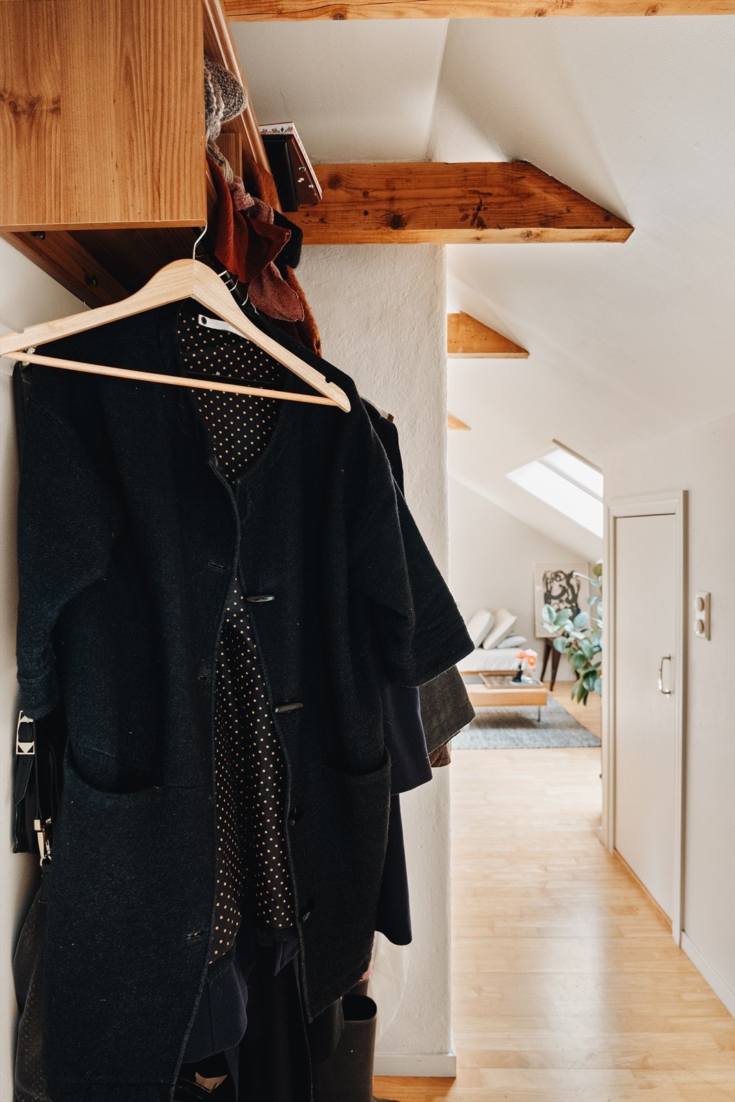 Entré på 5,1 m² binder sammen boligens soner og gir plass til yttertøy og oppbevaring - praktisk og oversiktlig. Galleribilde