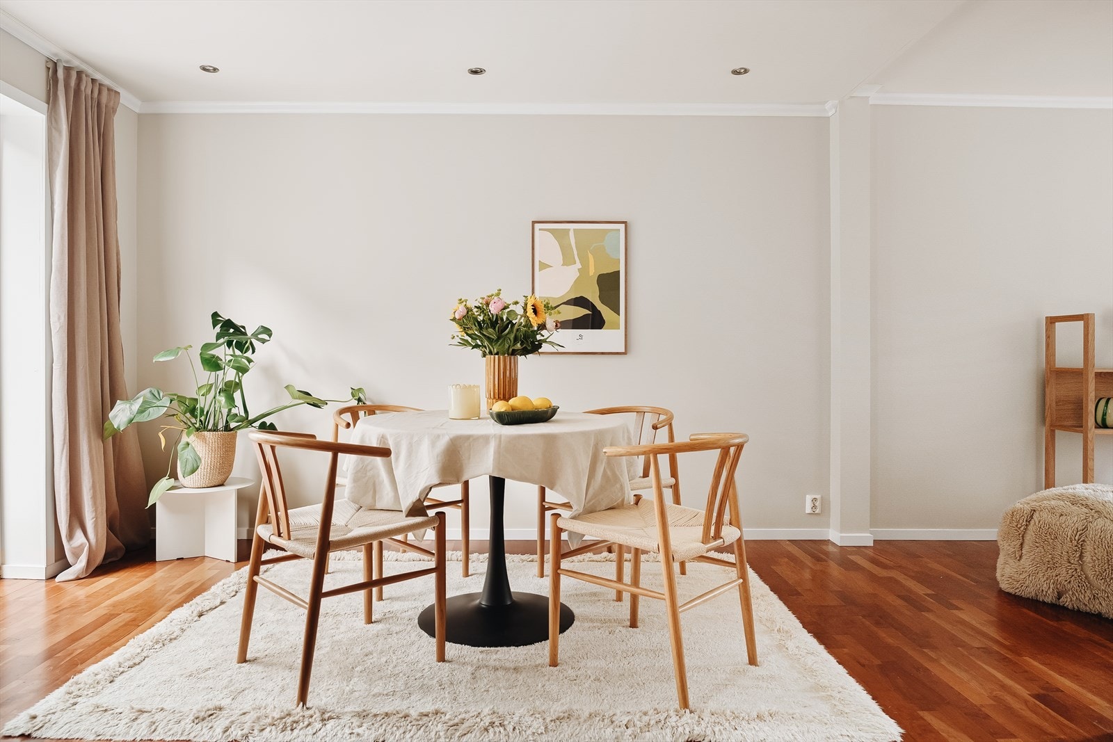 Spisestuen er et naturlig midtpunkt i boligen, med plass til både spisebord og stemning. 9,1 m² gir rom for lange måltider og fine samtaler - en sone med både form og funksjon. Galleribilde