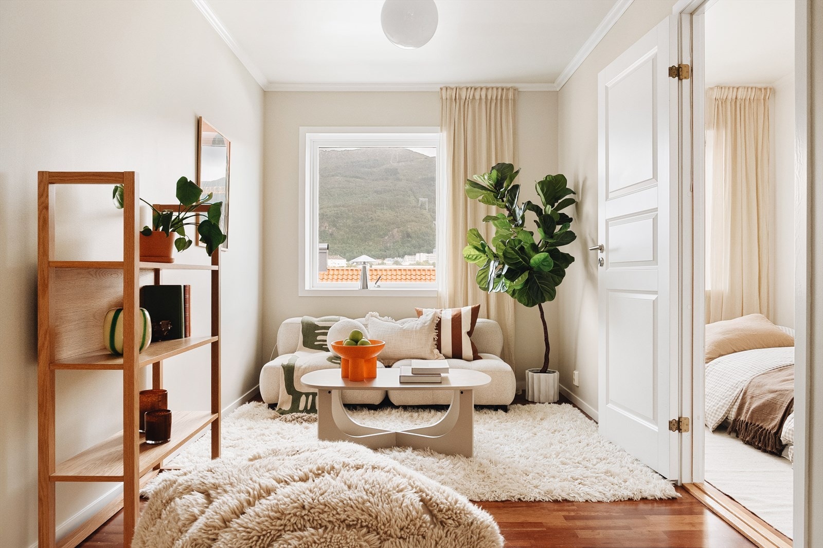 Fra stue er det tilkomst til ett av boligens soverom. Galleribilde