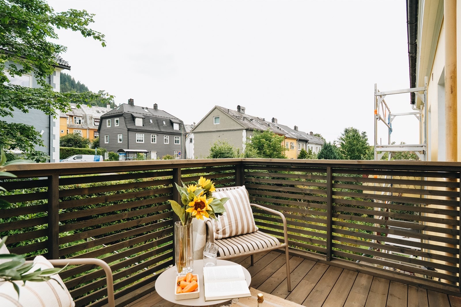 Balkongen ble oppgradert i juli 2025 med nye terrassebord og rekkverk i lekre spiler. Galleribilde