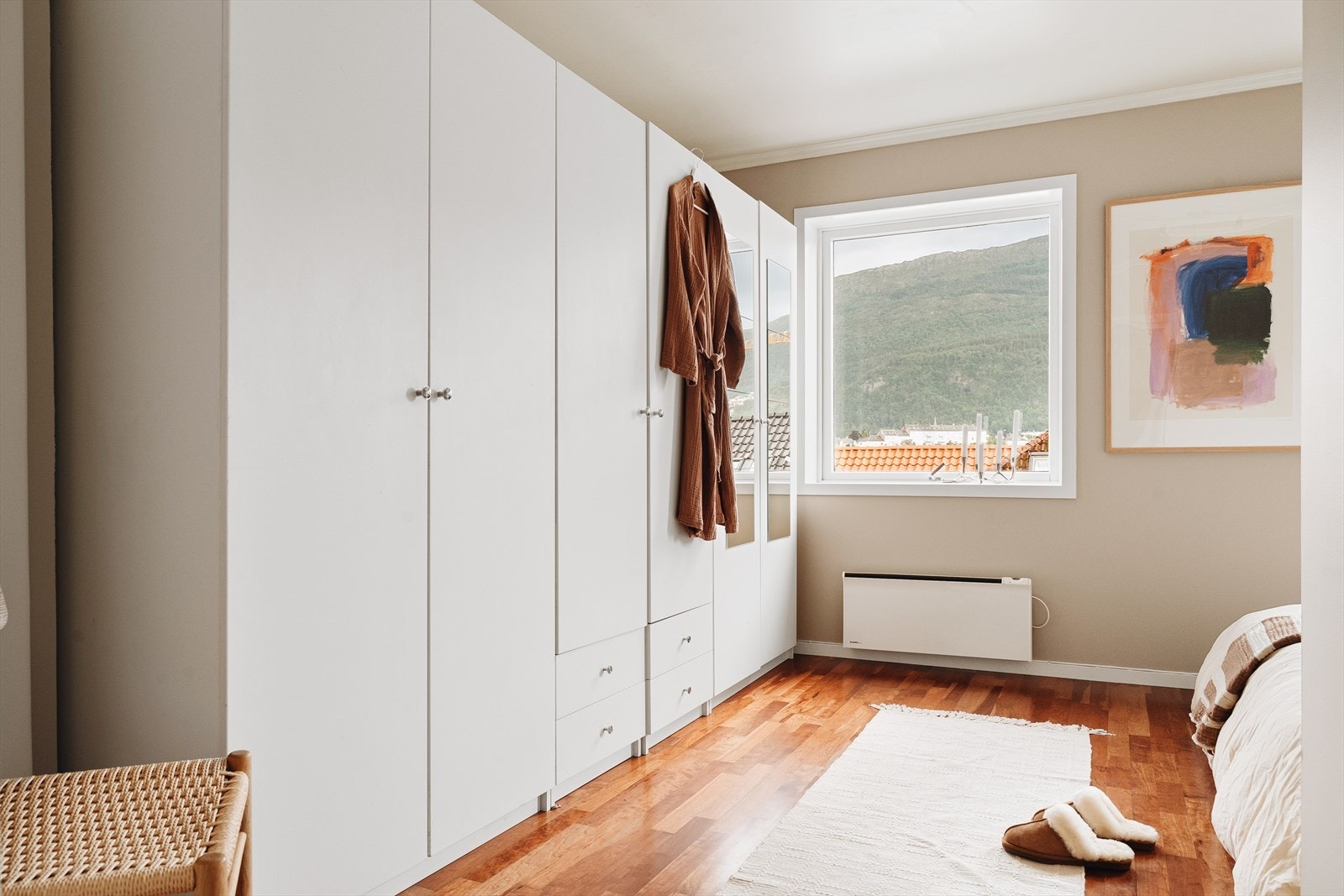 Både soverommene og gangen gir rom for praktiske garderobeløsninger. I tillegg disponerer seksjonen hele to boder i kjelleren. Galleribilde