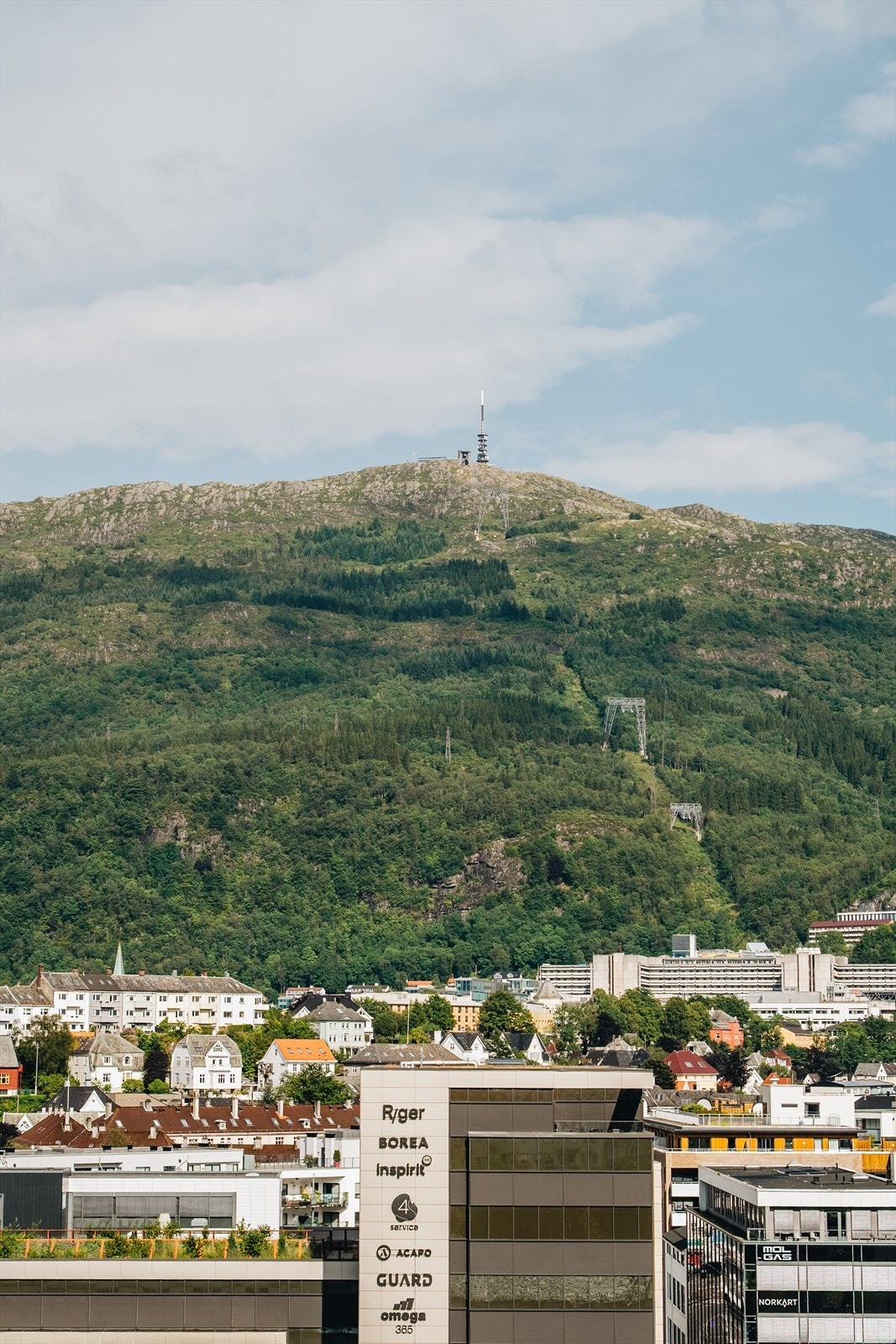 Fra toppetasjen har du utsyn over nærliggende taklandskap og byen rundt. Et fredelig blikk mot det urbane - høyt, luftig og med lysinnslipp som løfter hele rommet. Galleribilde