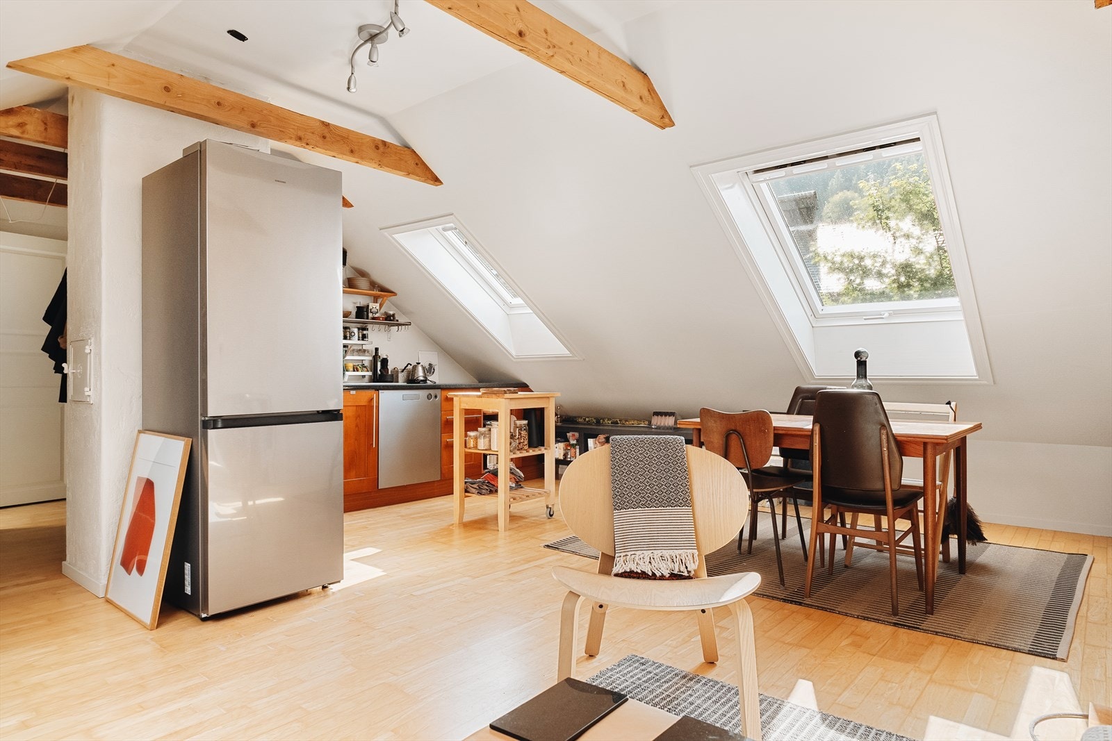 Med egen strømmåler, sikringsskap og varmtvannsbereder er leiligheten i 4. etasje fullstendig uavhengig - ideell for utleie eller som generasjonsbolig. Galleribilde