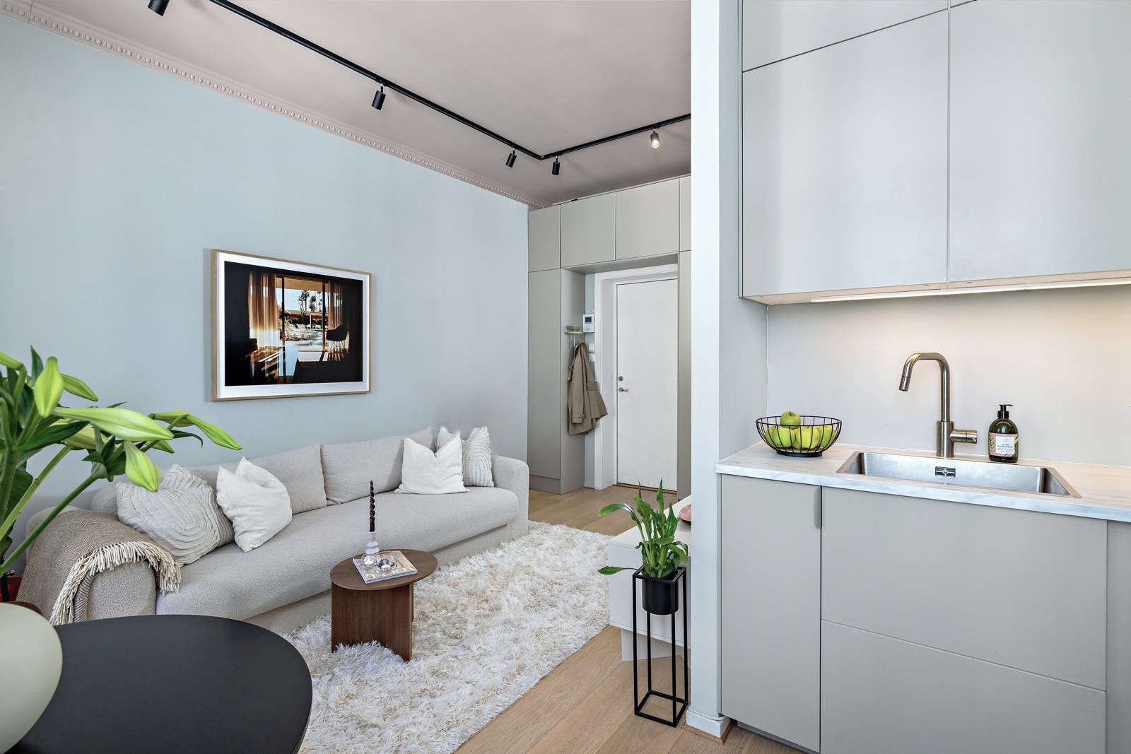 God plass til hyggelig spisegruppe ved vindusposten. Galleribilde