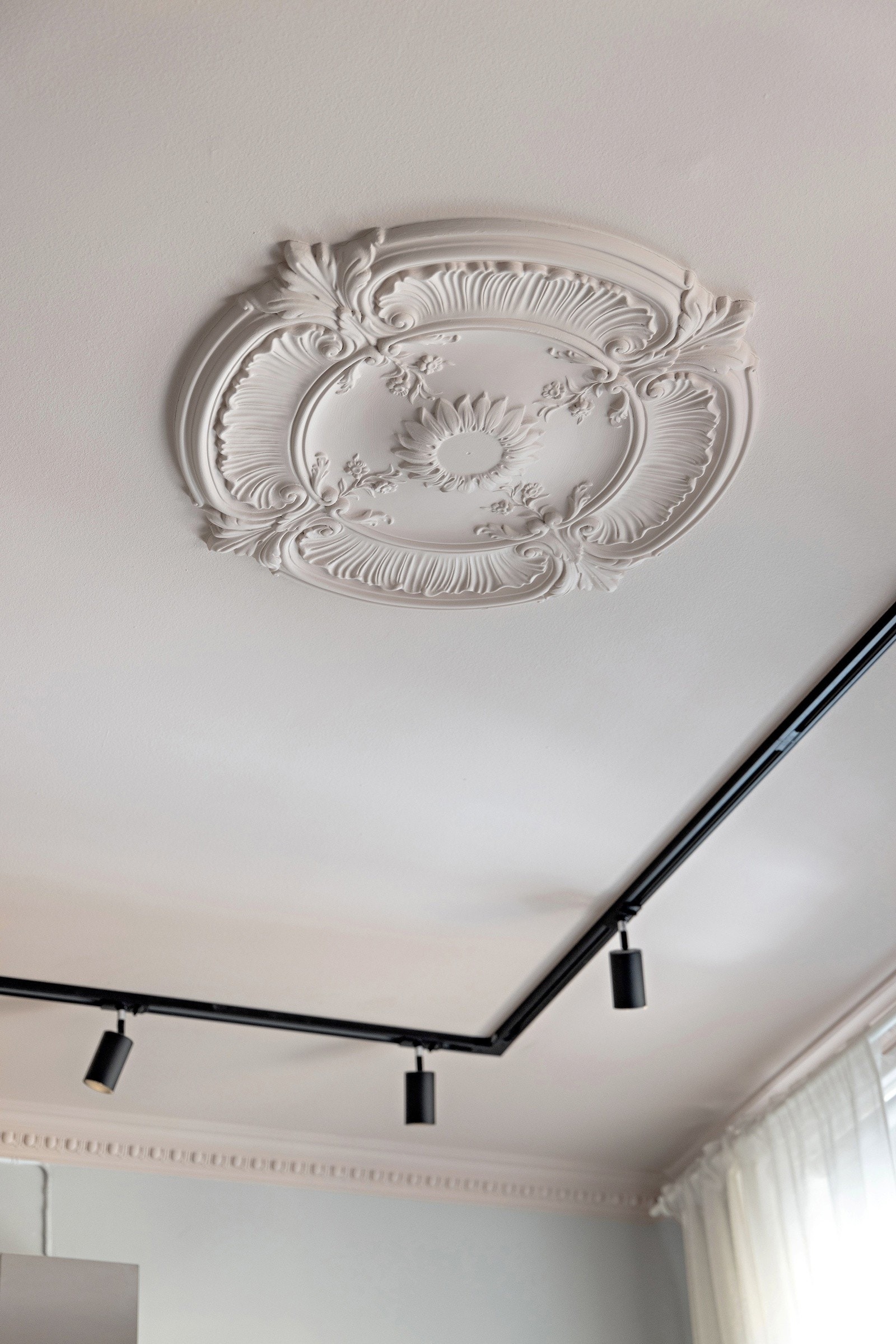 Klassiske detaljer som stukkatur, rosett og tidsriktige nordiske fargevalg, gir leiligheten et unikt særpreg og sørger for en herlig atmosfære. Galleribilde