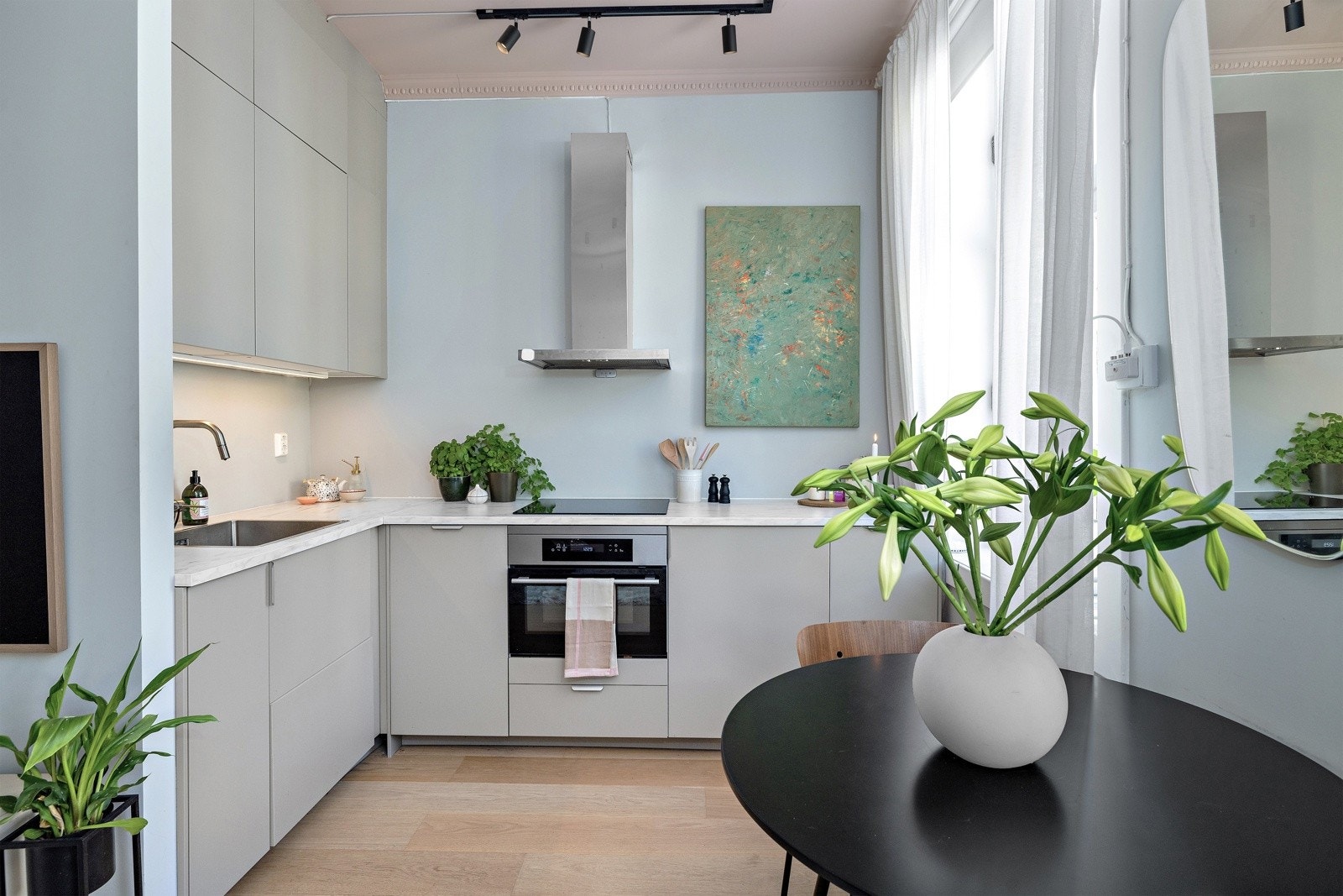 Kjøkkenet ligger i en egen nisje, som sørger for et naturlig skille mellom stue og kjøkken. Galleribilde