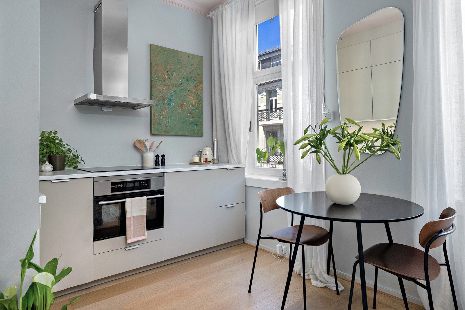 Lekkert kjøkken utstyrt med integrerte hvitevarer. Galleribilde