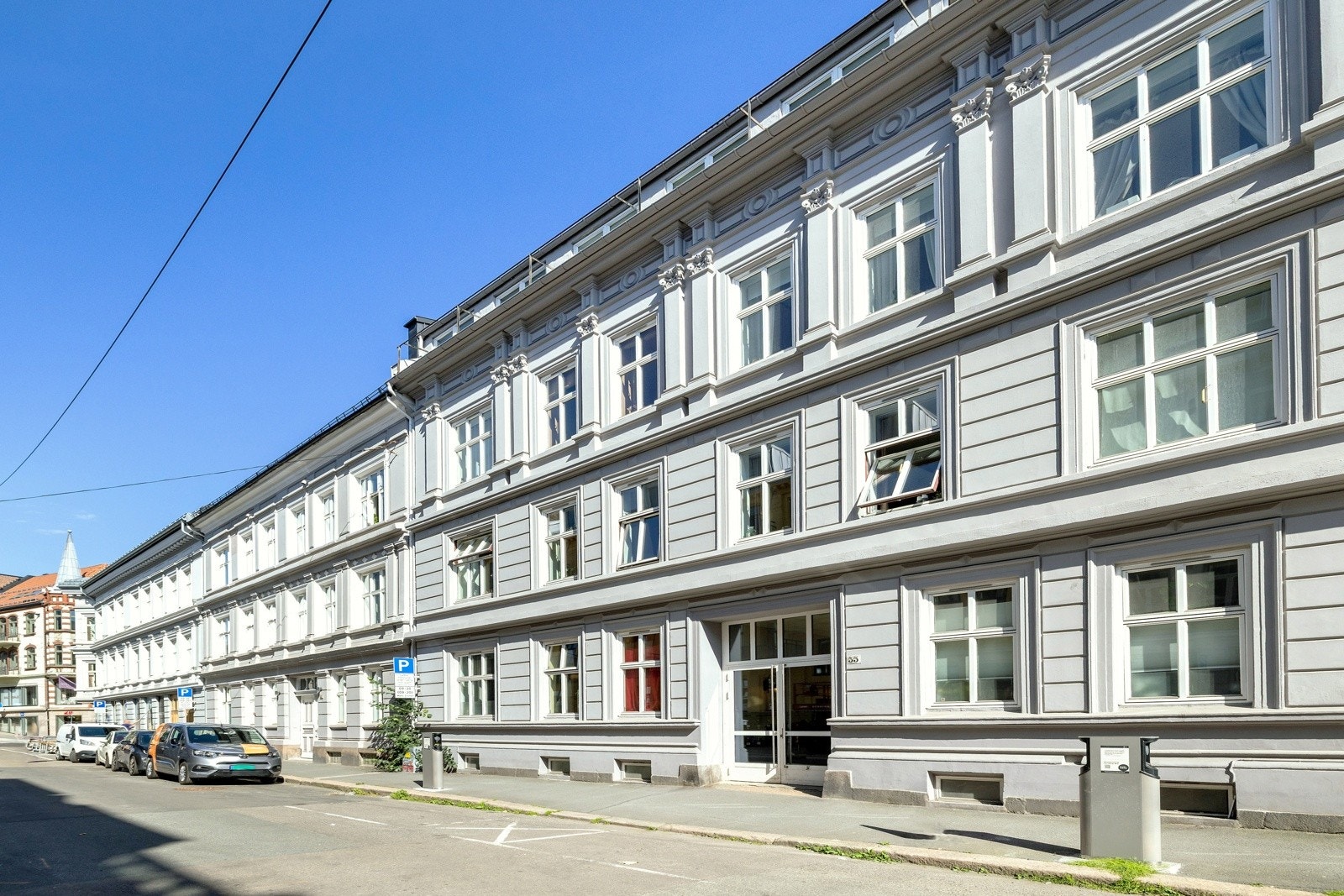 Leiligheten har en tilbaketrukket, men samtidig svært sentral beliggenhet på Majorstuen/Uranienborg. Galleribilde