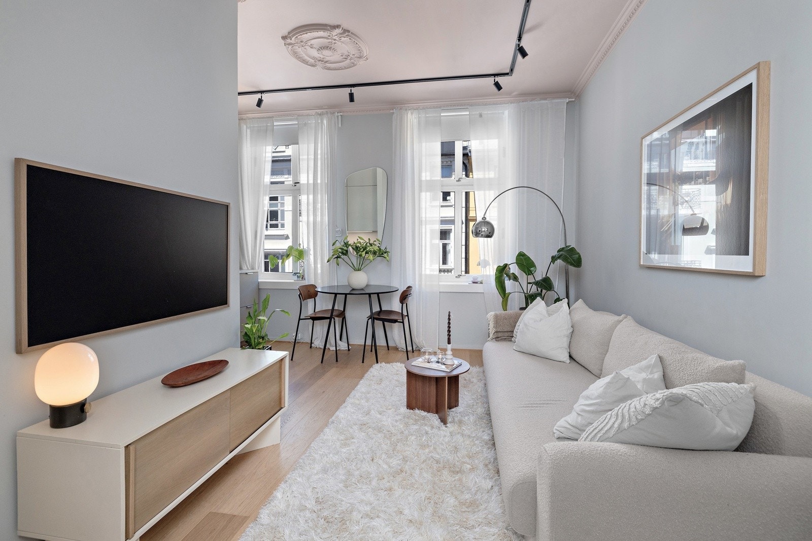 Hver kvadratmeter er nøye planlagt og utnyttet med gode løsninger som skaper naturlige soner. Galleribilde