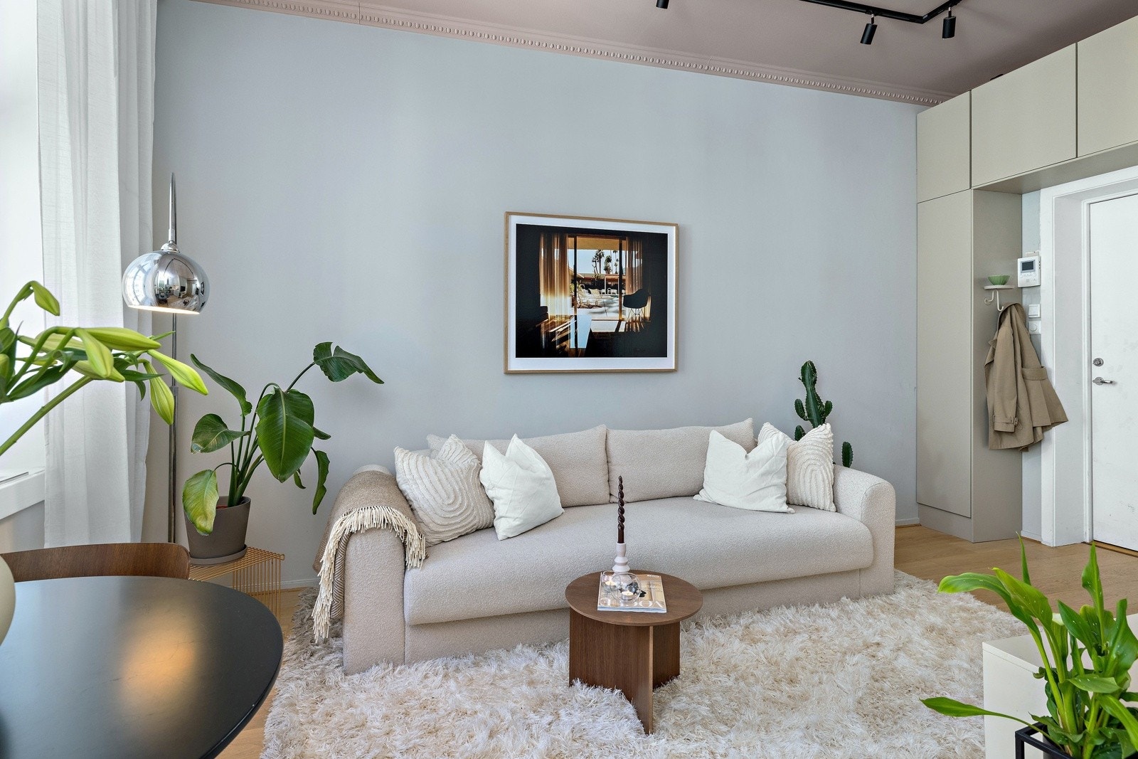 I stuen er det god plass til seng/sofagruppe, spisegruppe og øvrig ønsket møblement. Galleribilde