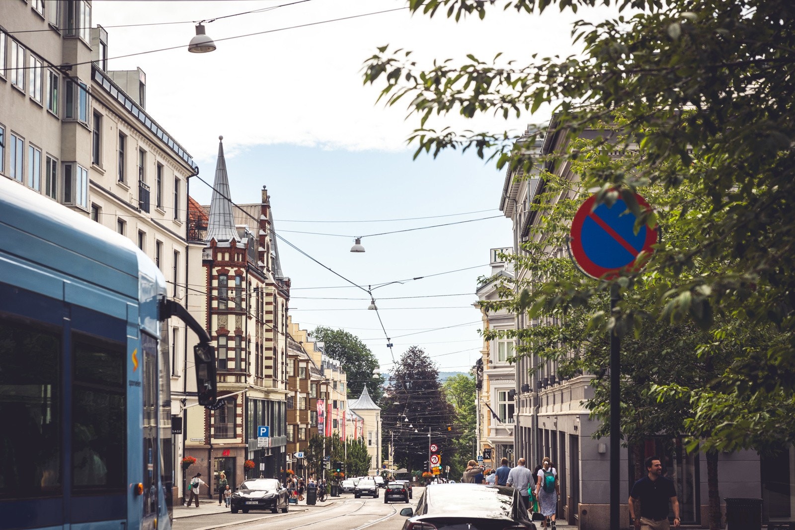 Svært etterspurt beliggenhet i enveis kjørt gate i hjertet av Majorstuen, vis-a-vis Bogstadveien. Herfra har du umiddelbar nærhet til alt byen har på by på! Galleribilde