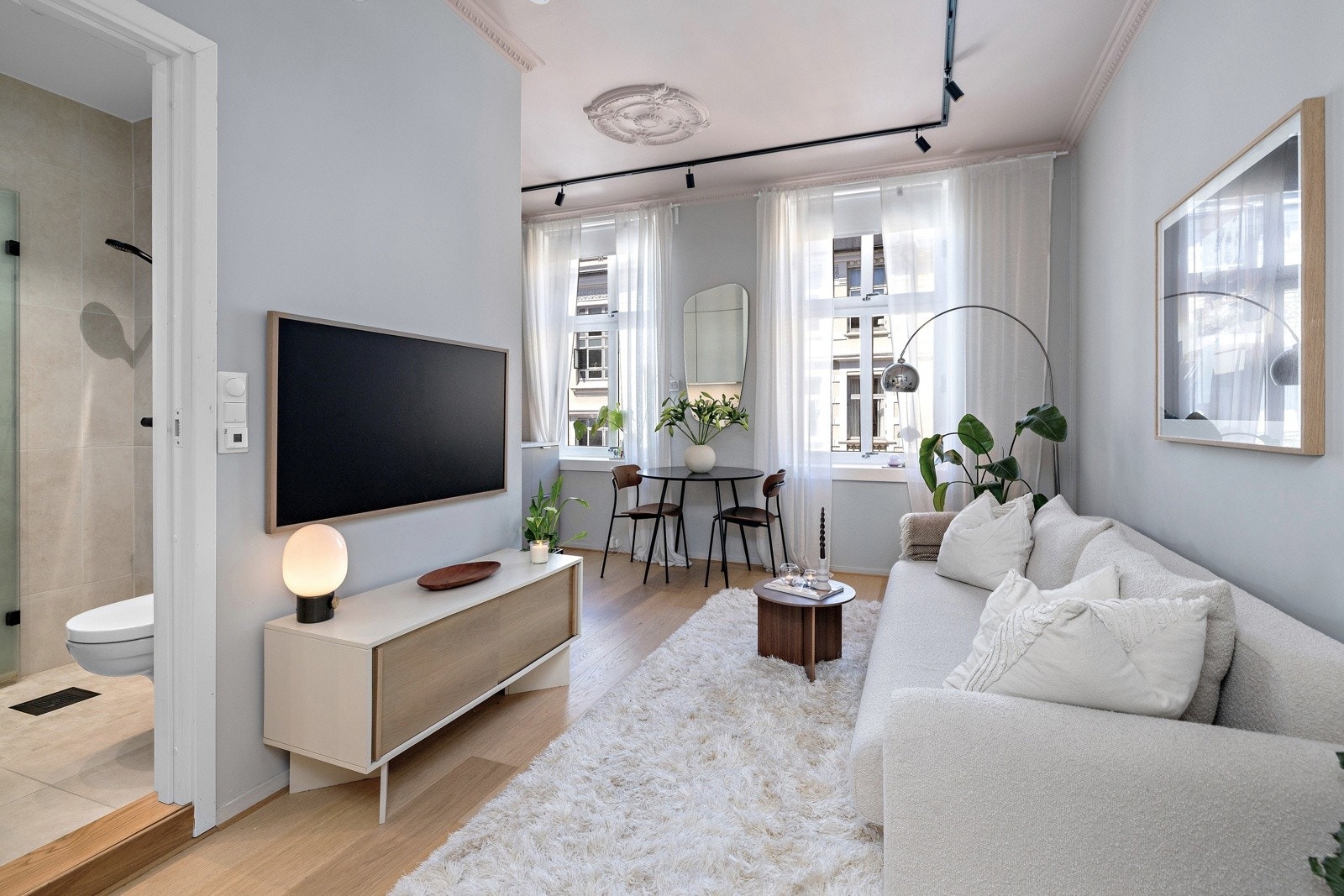 Stor stue med flere gode møbleringsmuligheter. Galleribilde