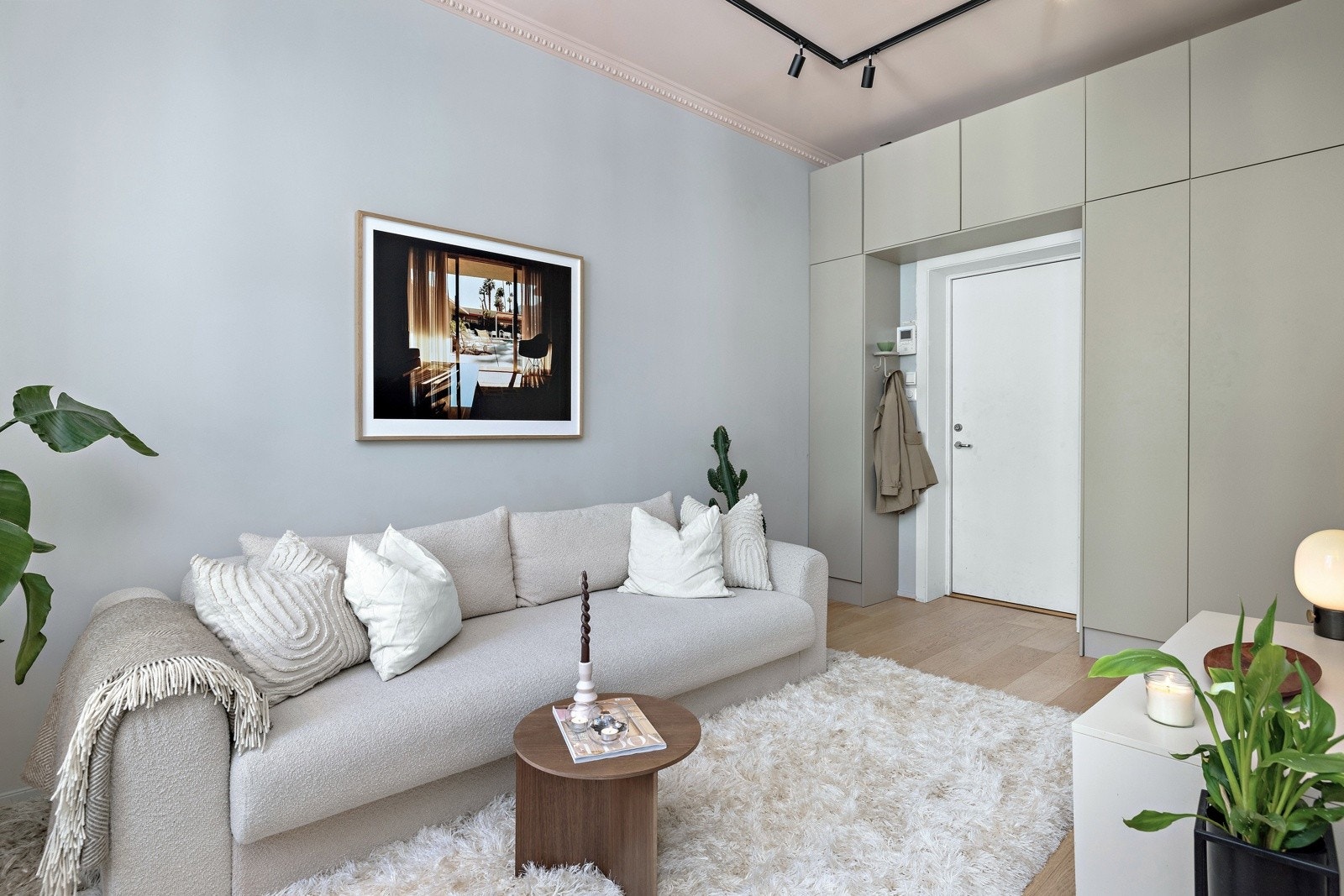 Velkommen inn! En plassbygd garderobe rundt entreen sørger for gode oppbevaringsmuligheter. Galleribilde