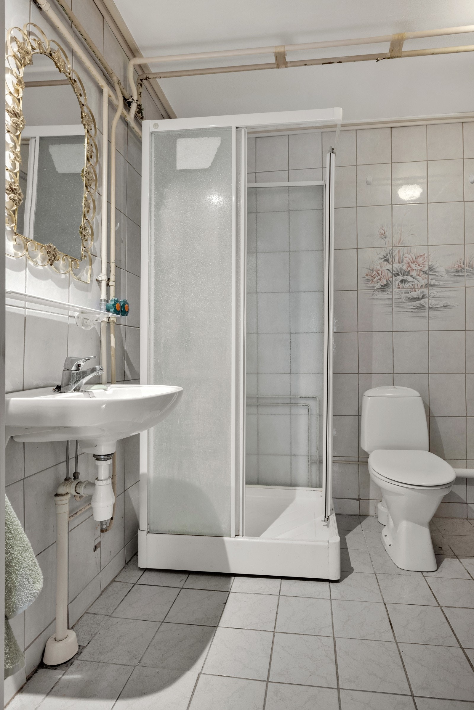 Bad/wc med dusjkabinett og opplegg for vaskemaskin Galleribilde