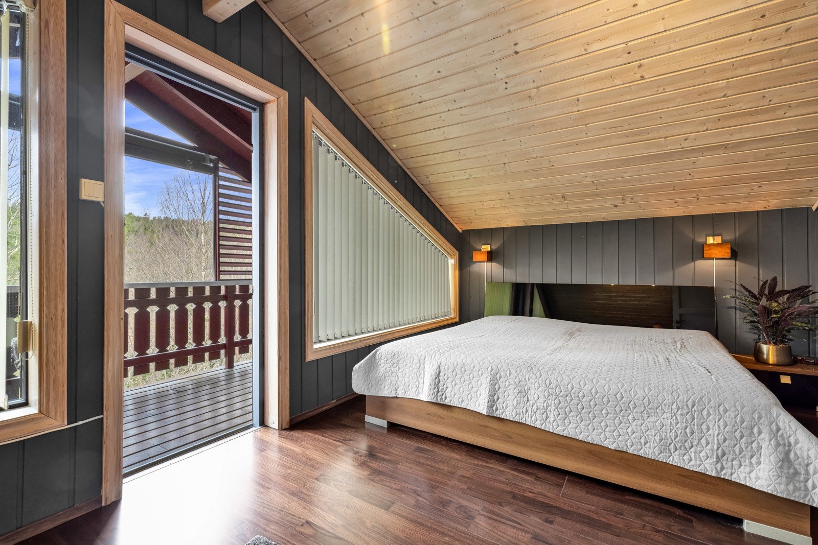 Fra soverommet er det utgang til en hyggelig veranda på 9 kvm som bidrar til ekstra hyggelige morgener Galleribilde