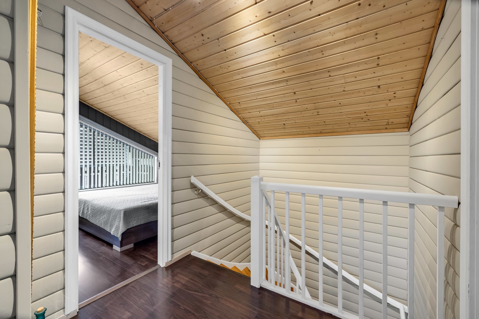 I 2. etasje finner man en soveromsavdeling med tre romslige soverom og ett dusjbad/wc som er plassert sentralt i etasjen Galleribilde