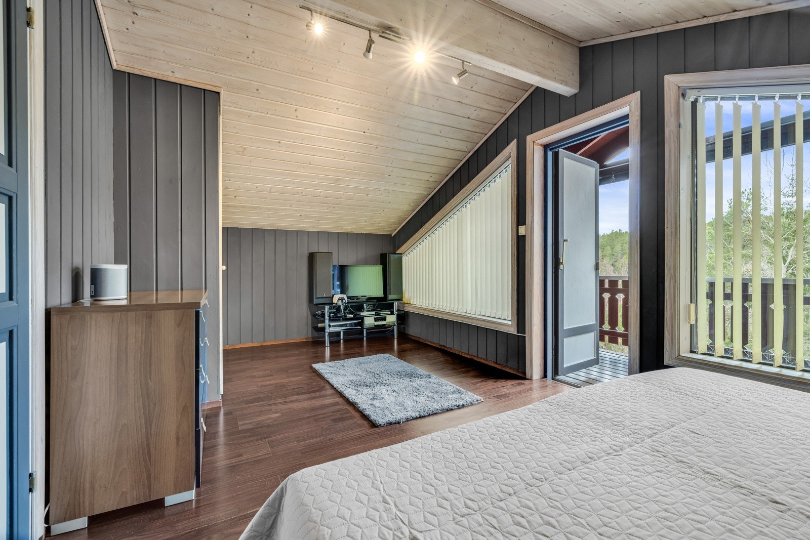 Hovedsoverommet er av god størrelse med store vindusflater som sørger for en åpen og luftig romfølelse Galleribilde