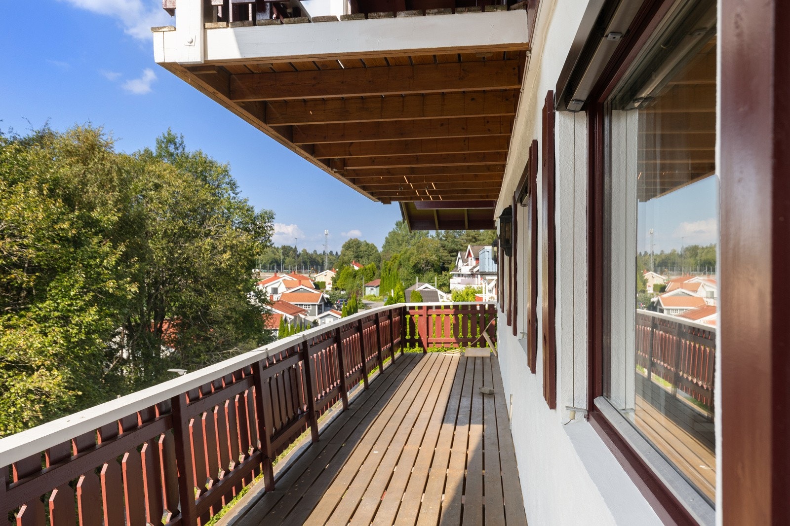 Videre fra terrassen har man tilgang en stor veranda Galleribilde