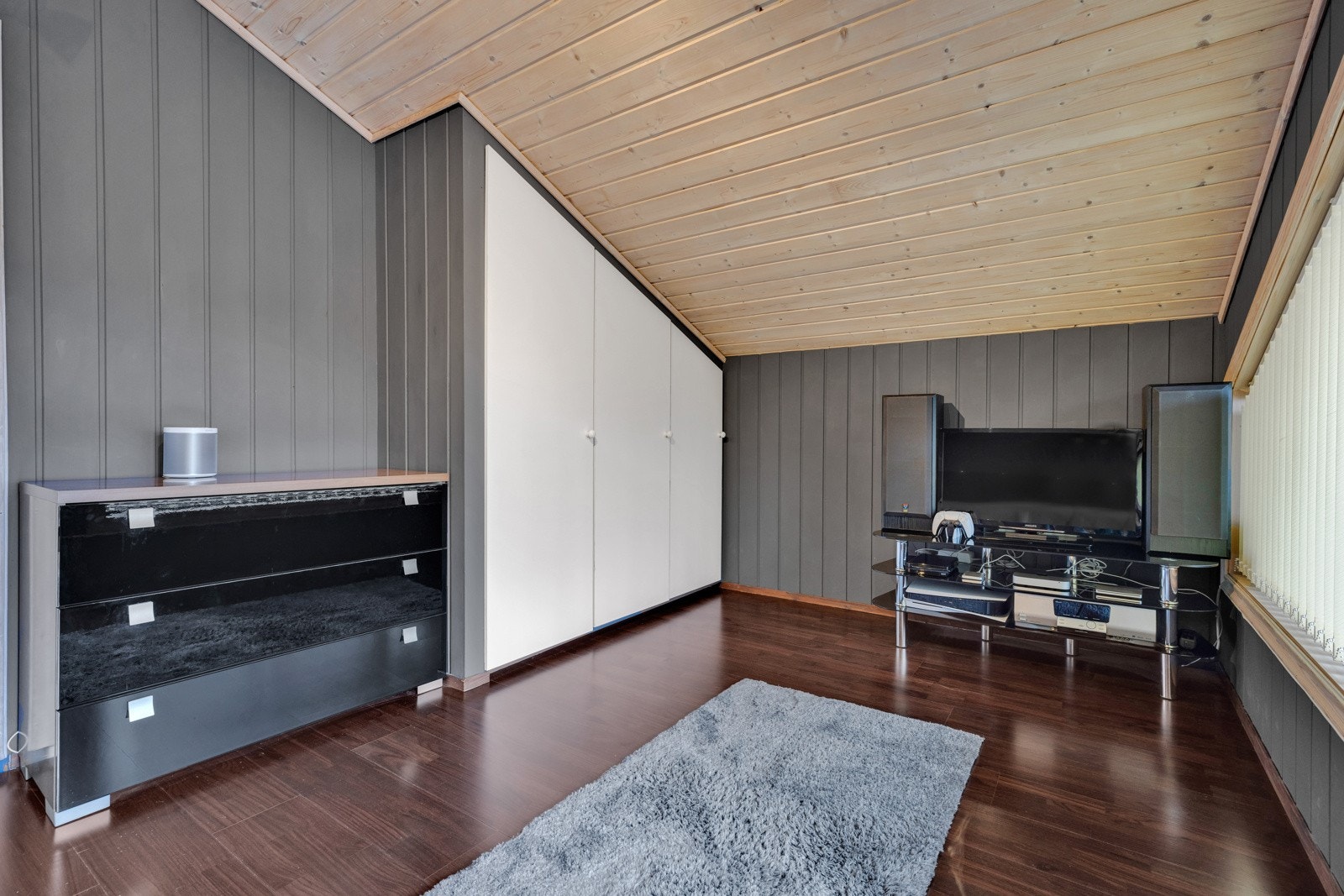 God plass til garderobeløsninger samt tv-løsning Galleribilde