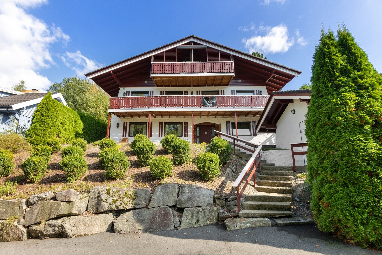 Asfaltert innkjørsel og inngangsparti er lagt med stein Galleribilde