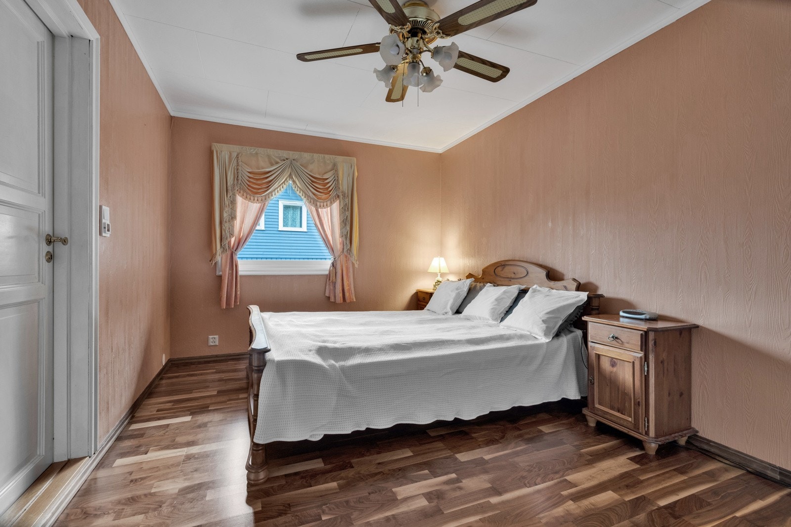 I samme etasje har man også tilgang til én romslig soverom Galleribilde