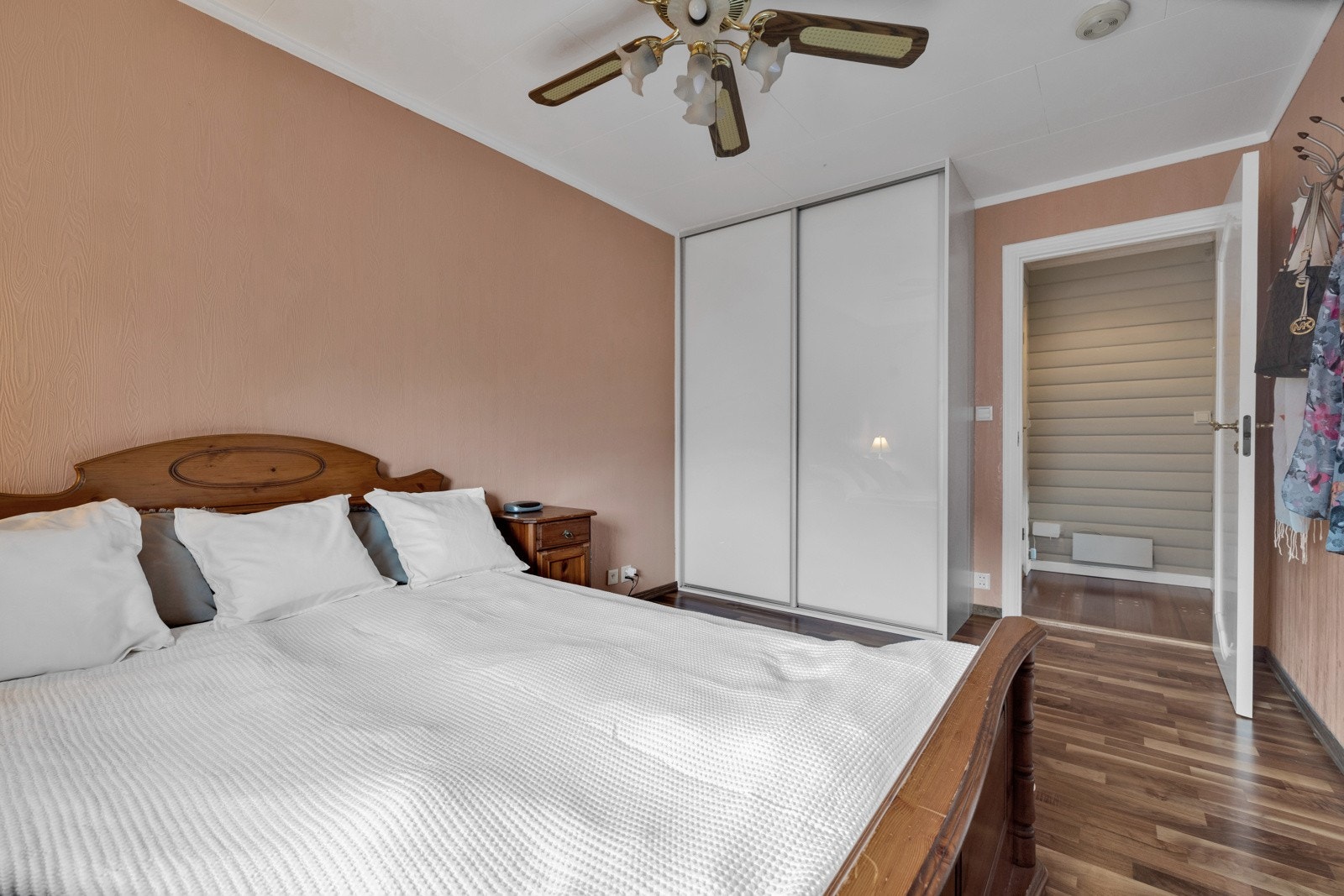 Rommet vender mot baksiden av huset og oppleves som svalt og avslappende Galleribilde