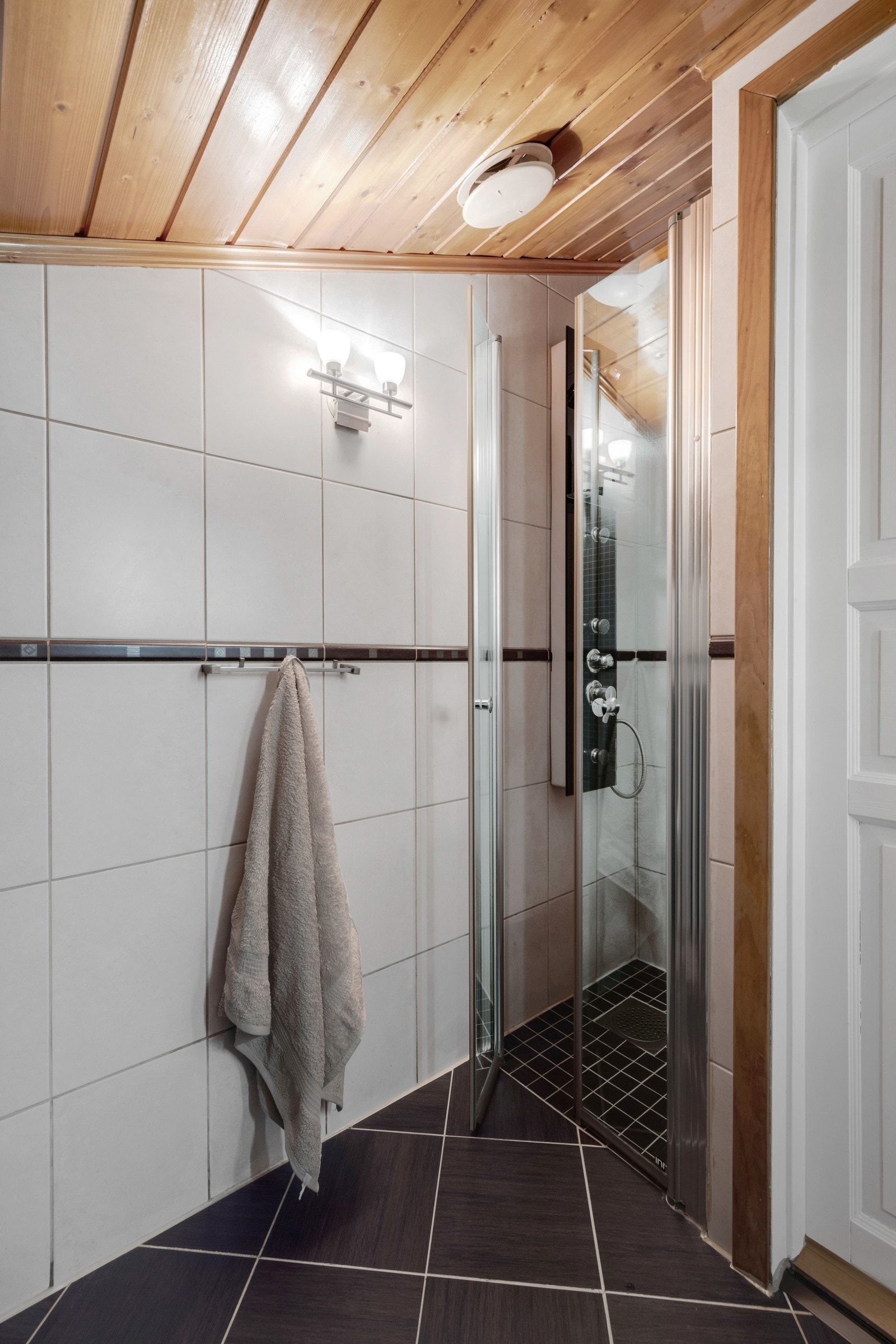 Dusjhjørne med dører i glass og ulike dusjkombinasjoner Galleribilde