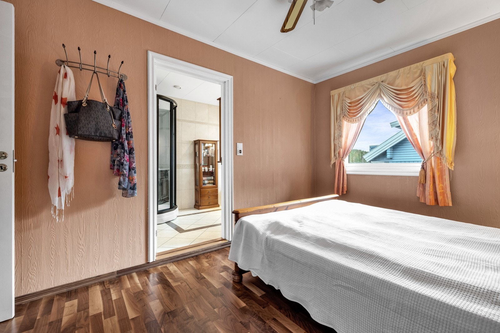 Tilgang til bad/wc fra soverommet Galleribilde