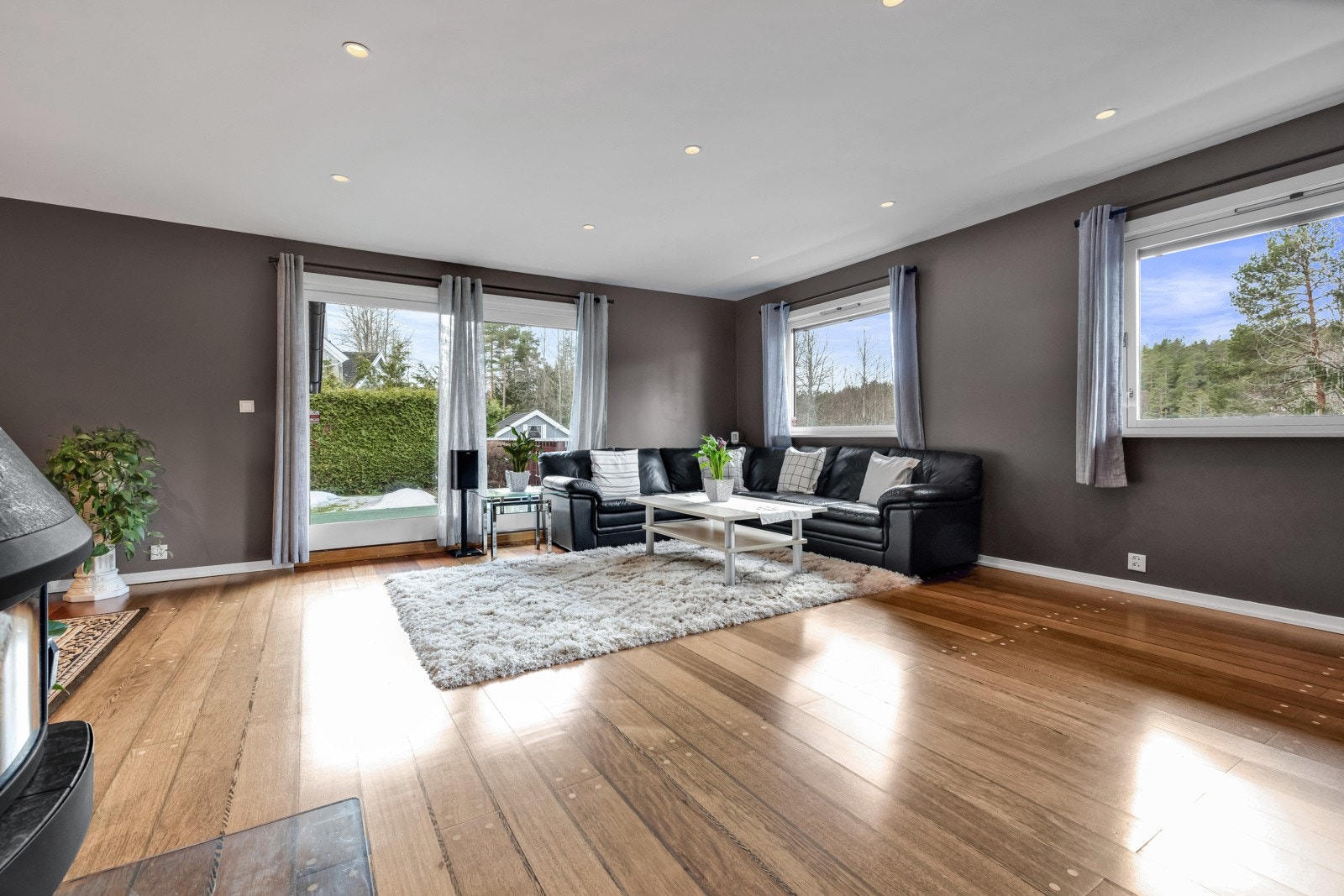 Store vindusflater som gjør den vakre naturen utenfor til en del av rommene Galleribilde