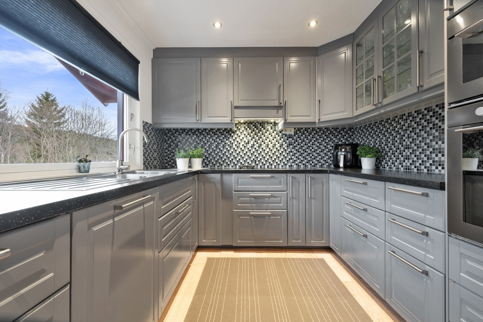 Her får man god arbeidsflyt, med store vindusflater som slipper inn grønt og frodig utsikt Galleribilde