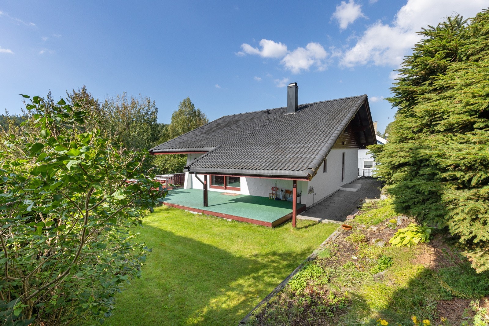 Fra stuen er det utgang til en herlig vestvendt terrasse og veranda med gode solforhold Galleribilde