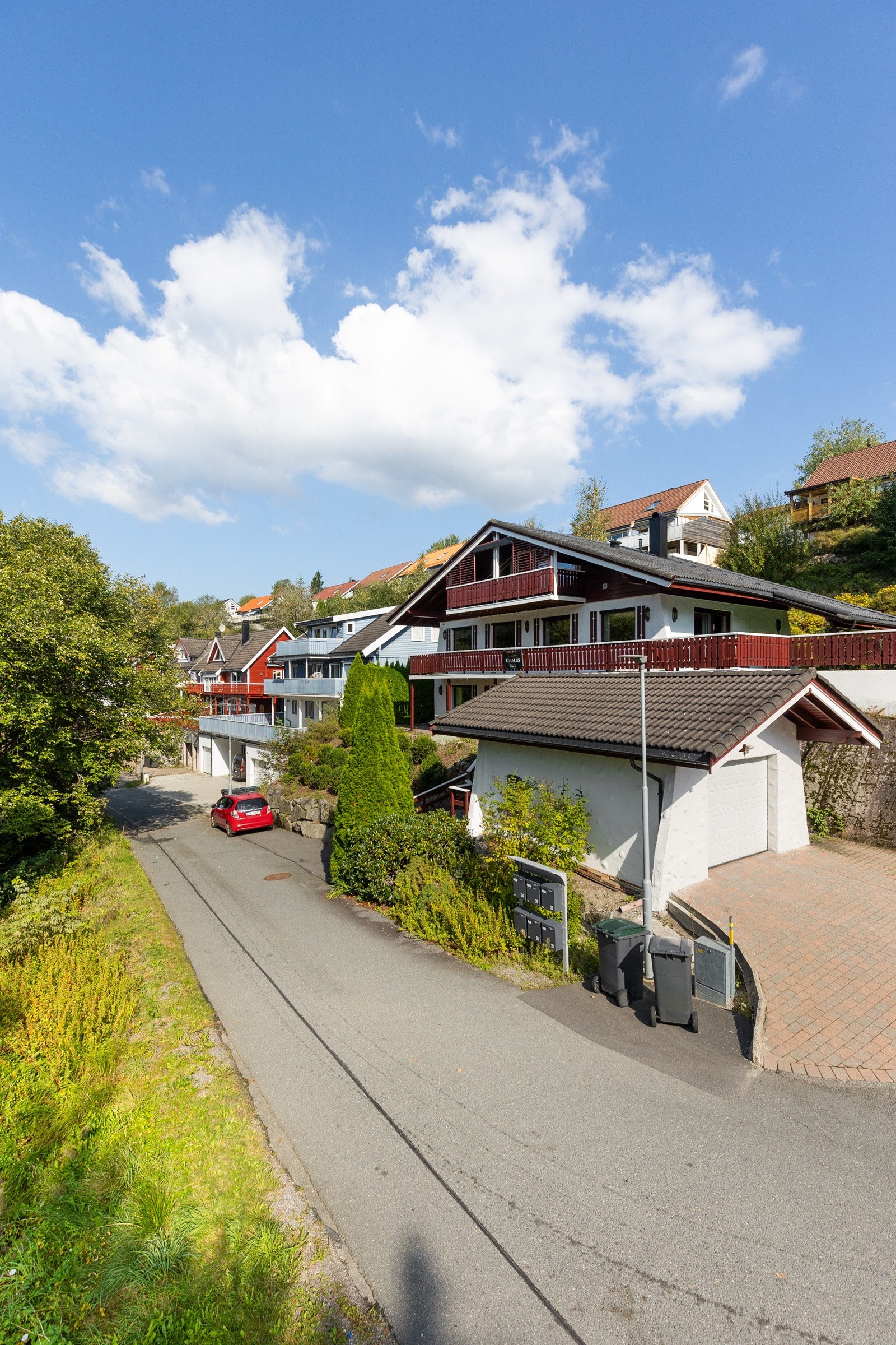 Familievennlig planløsning over tre plan i et veletablert nabolag som er i harmoni med grønne friområder Galleribilde