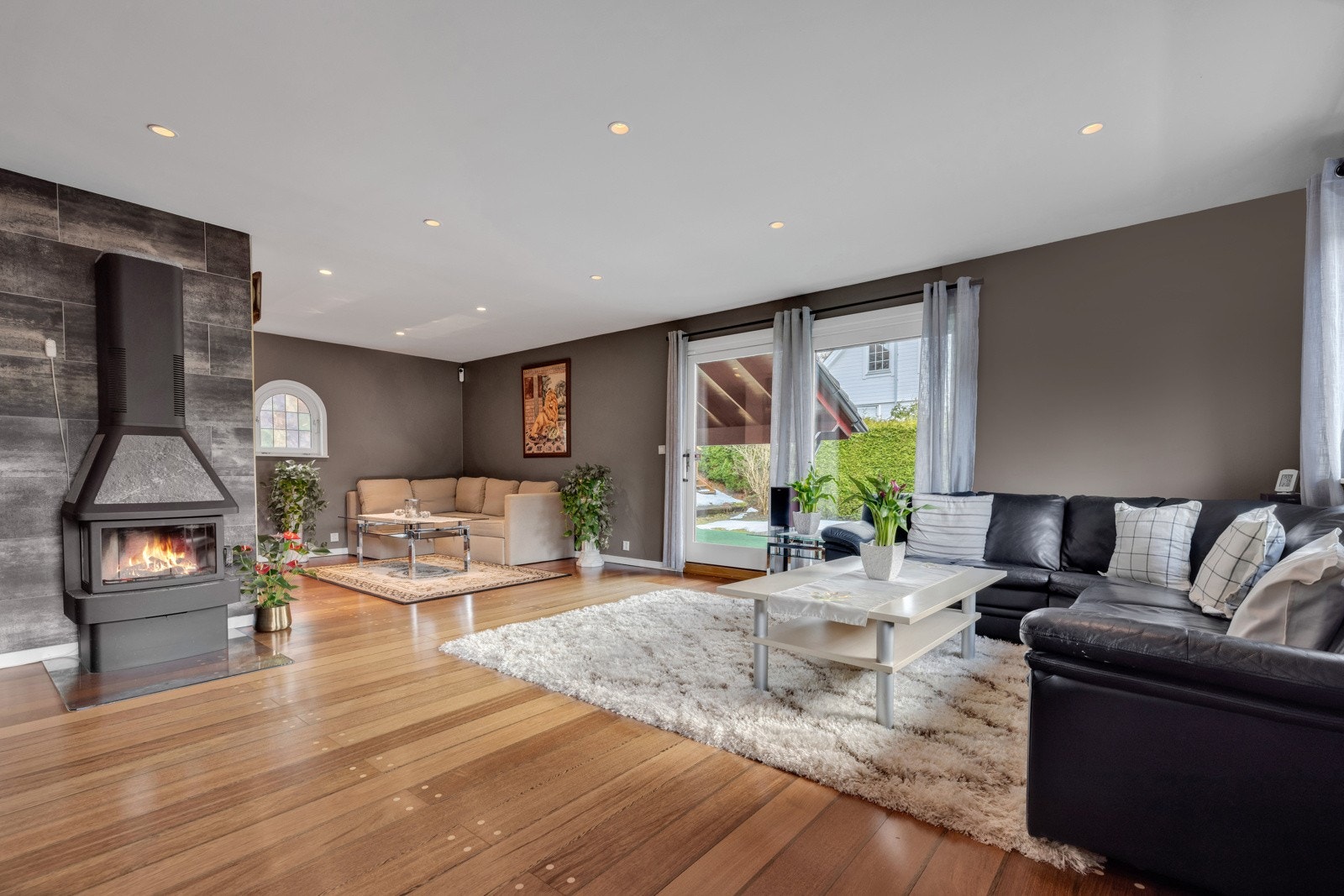 Rommets utforming gir en naturlig og romslig stue med en ideell romløsning som gjør det enkelt å møblere Galleribilde