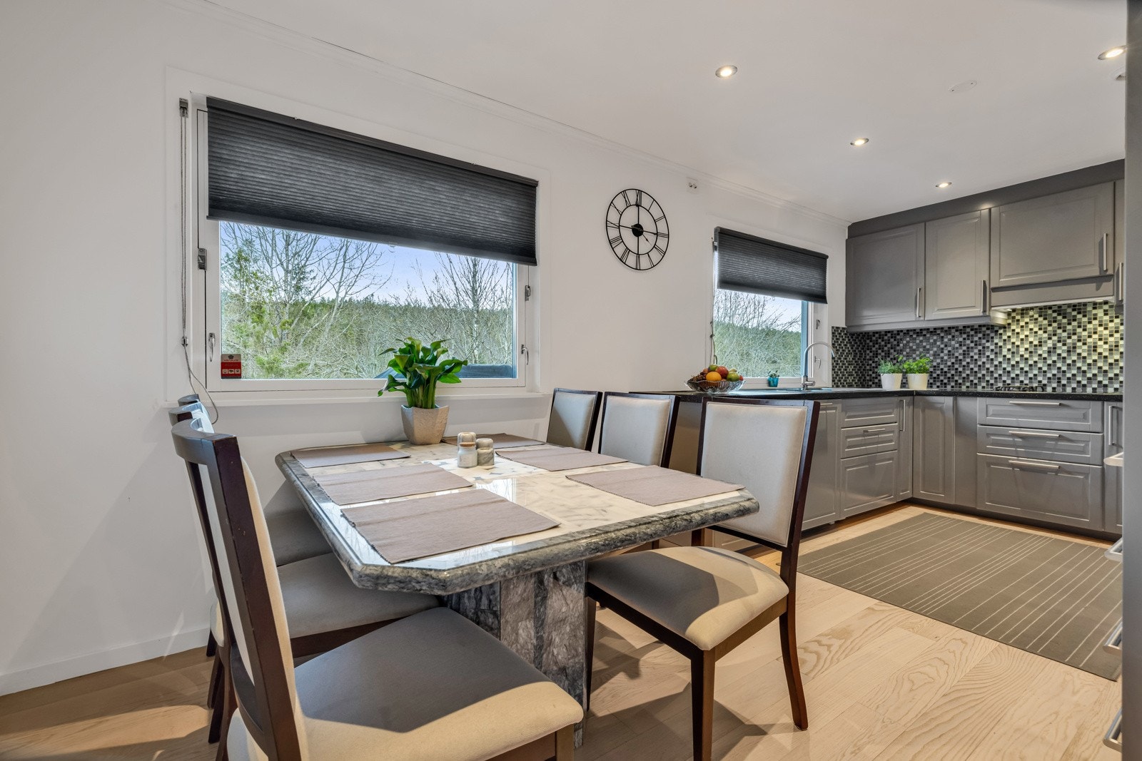 Stilrent og romslig kjøkken i adskilt rom som er praktisk plassert til høyre når man kommer inn i stuen Galleribilde