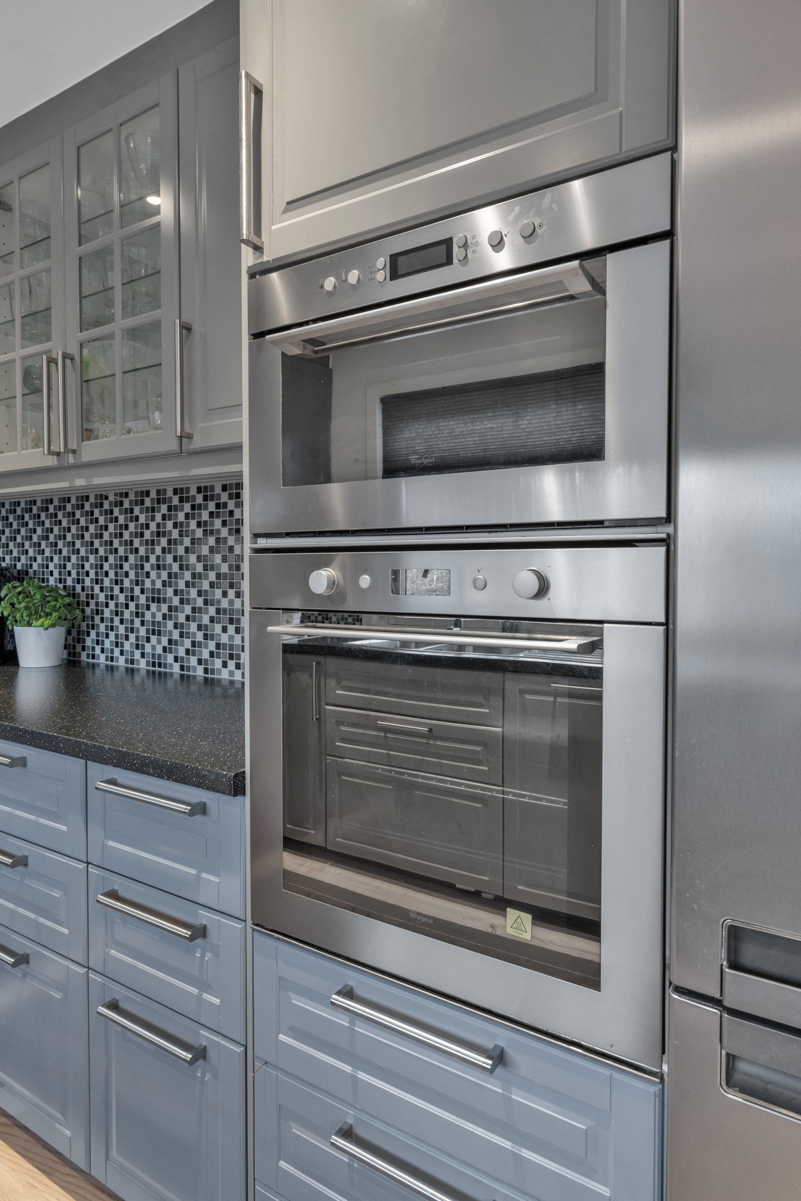 Integrerte hvitevarer og godt med skap- og benkeplass Galleribilde