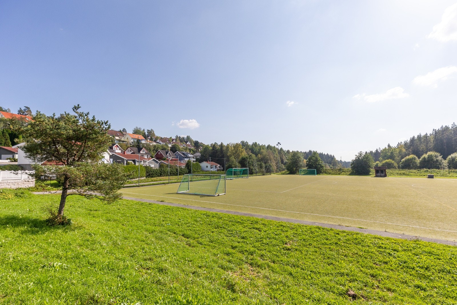 Huset ligger i nærheten til flotte grøntområder med fotballbaner, turstier, skiløyper og lysløype, hvor du kan spenne på deg skiene, sykle eller ta med barna på blåbærtur Galleribilde