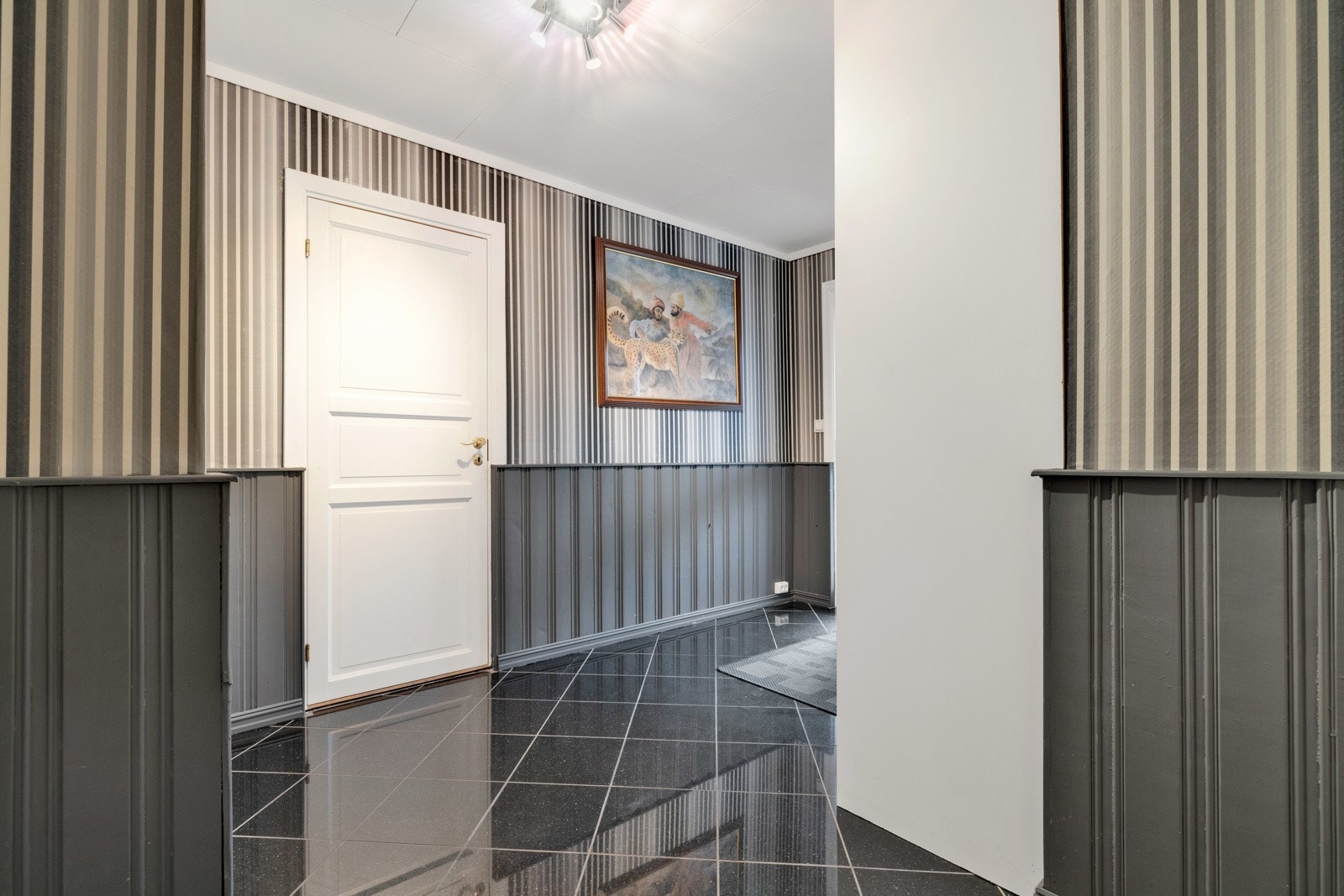 Fra entreén i boligen er det tilgang til et innredet rom, byggemeldt opprinnelig som garasje (ikke godkjent til varig opphold) Galleribilde