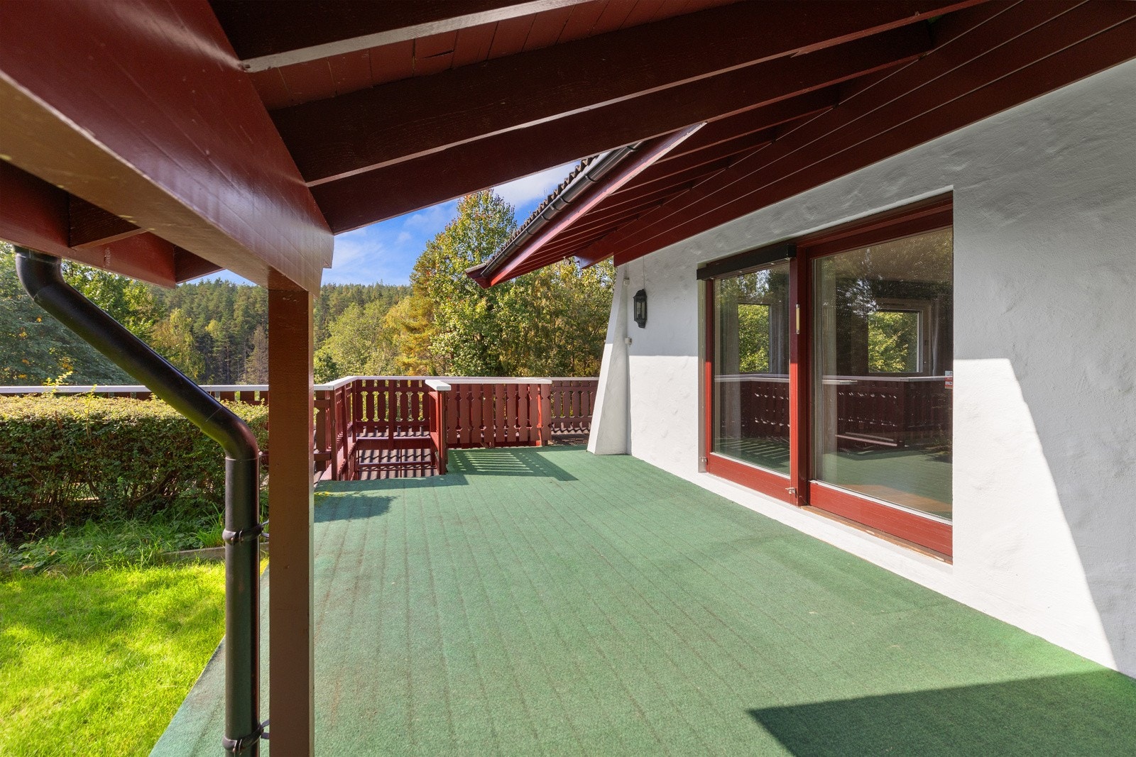 Her er det hyggelig utsikt, med grøntareal som gjør det ekstra hyggelig å sitte ute Galleribilde