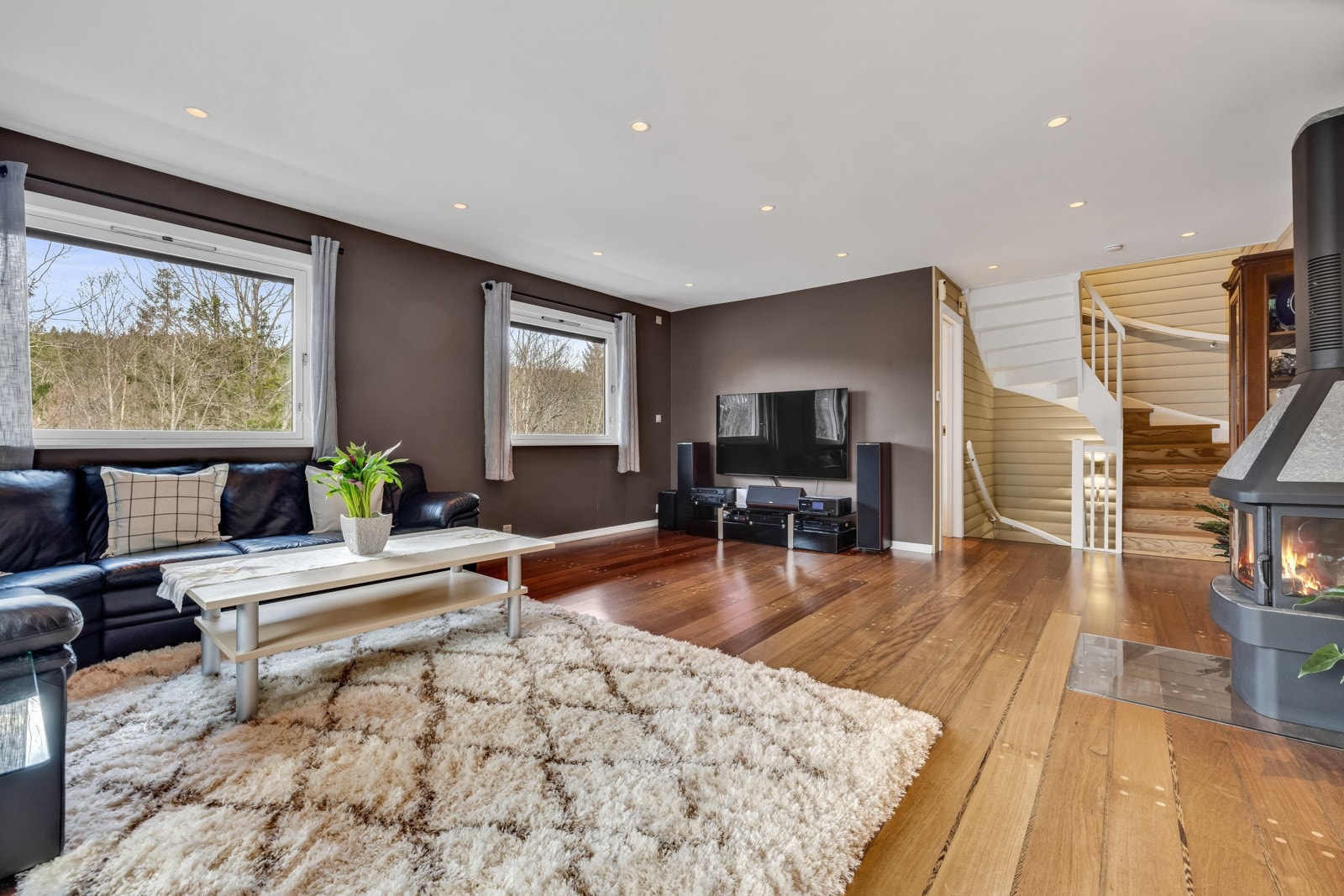 Det er god plass til sofagruppe, spisebord og tv-seksjon Galleribilde