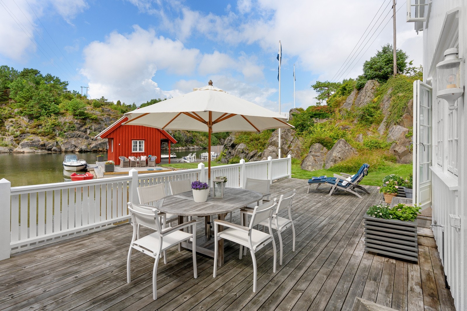 Stor terrasse utenfor hytten - med gode solforhold Galleribilde