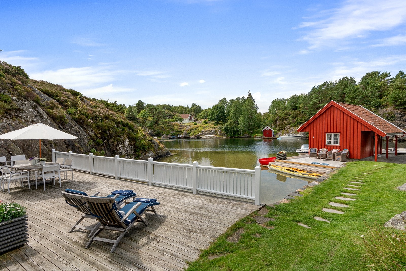 Stor terrasse utenfor hytten Galleribilde