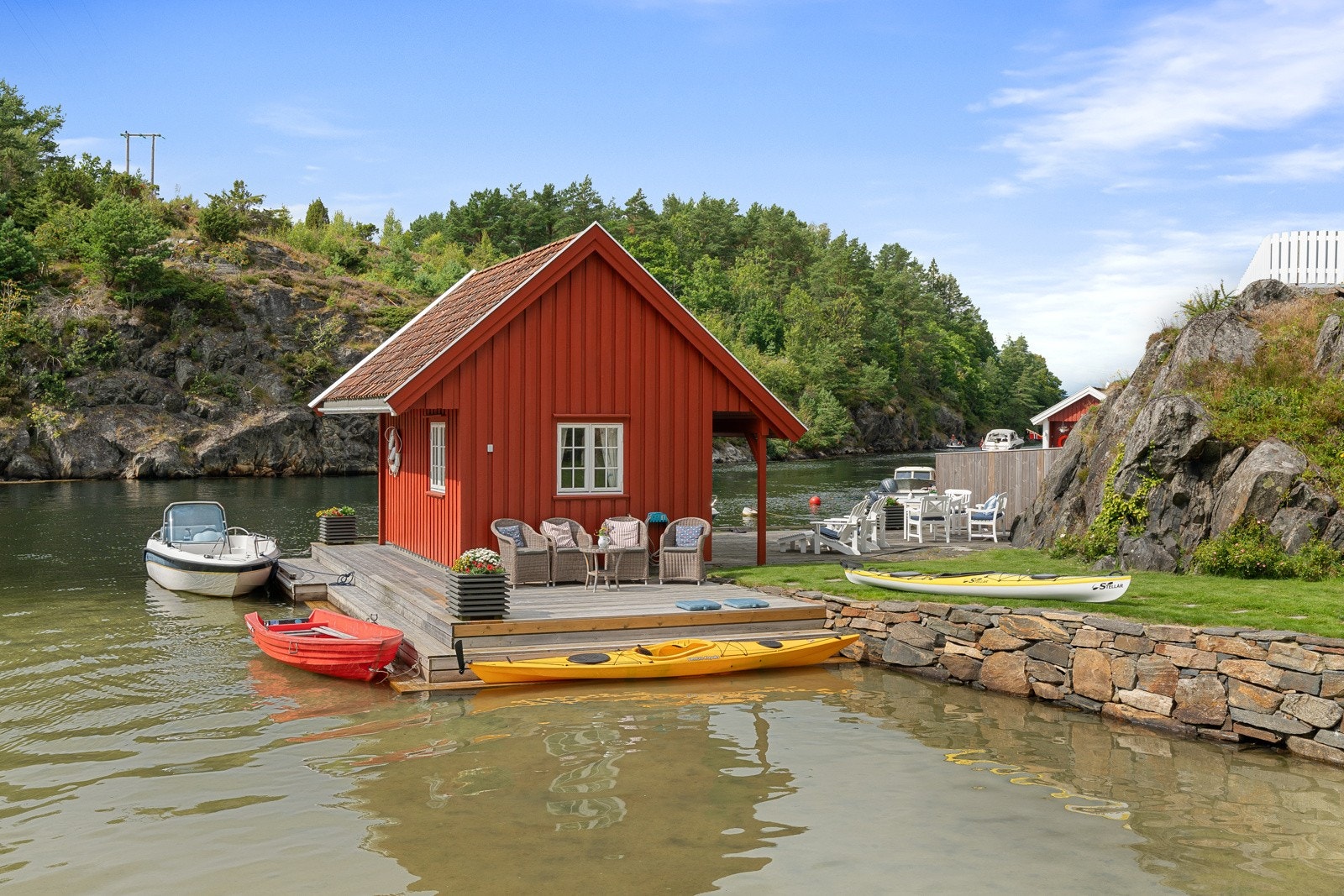 Sjøbua ligger vendt ut mot båtleia Galleribilde