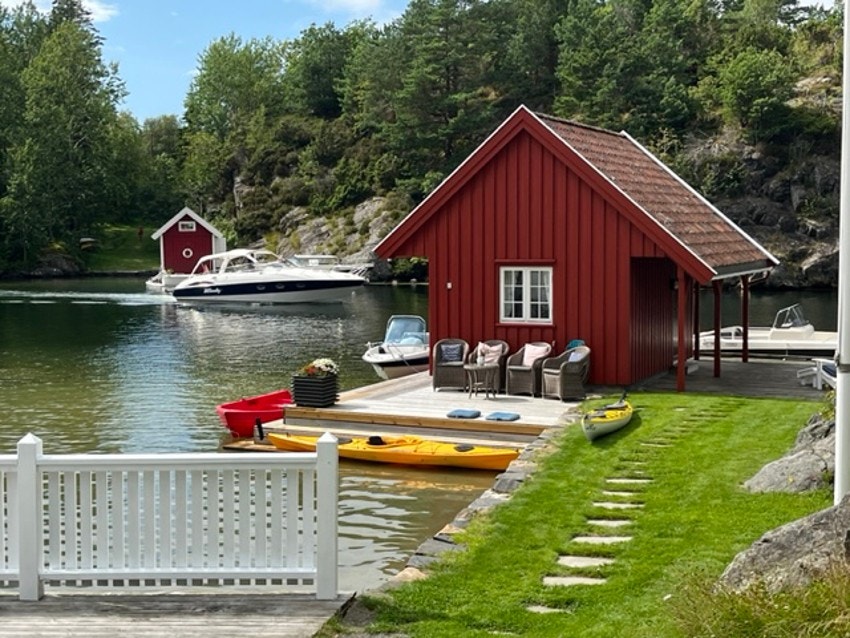 Meget flott strandeiendom med bebyggelse helt i vannkanten Galleribilde