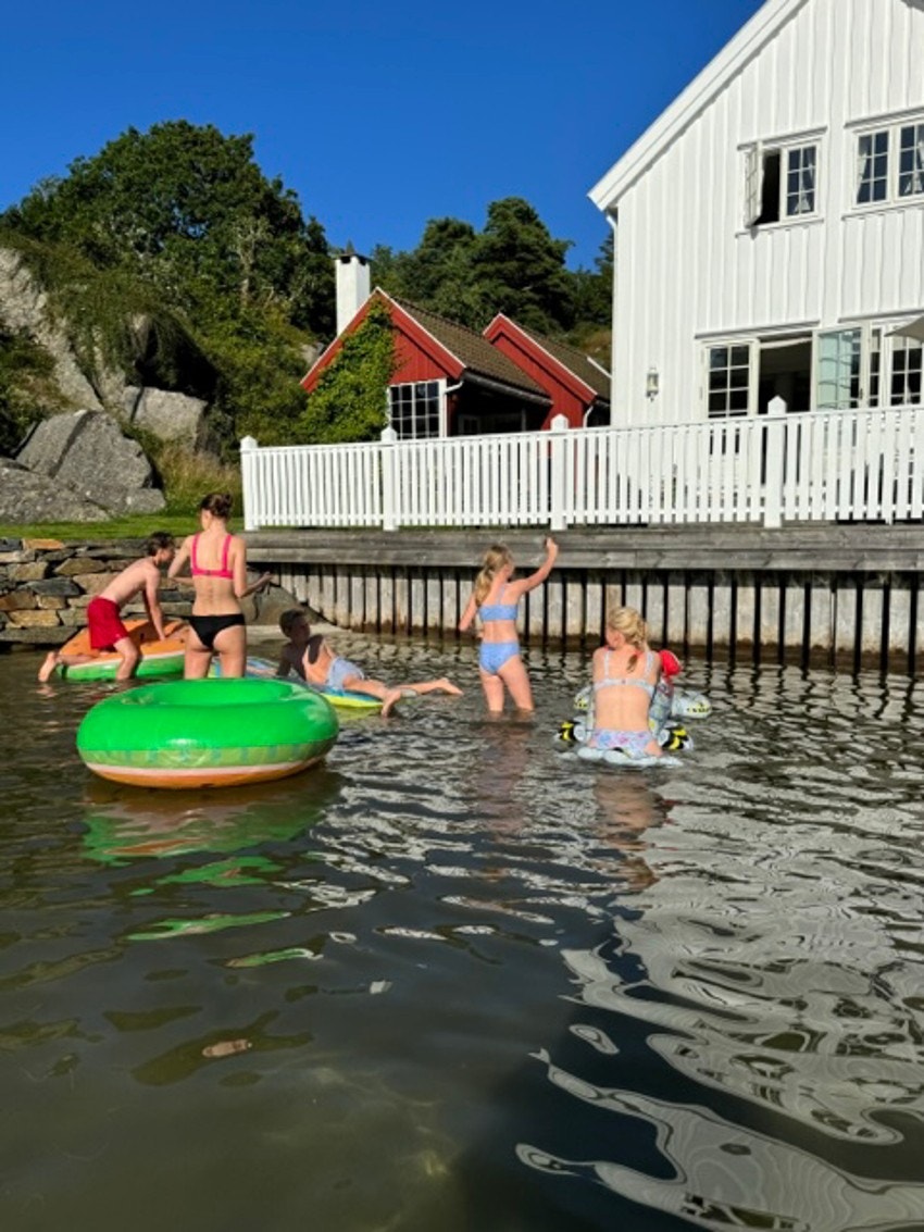 Selgers bilde av barn på sandstranden Galleribilde