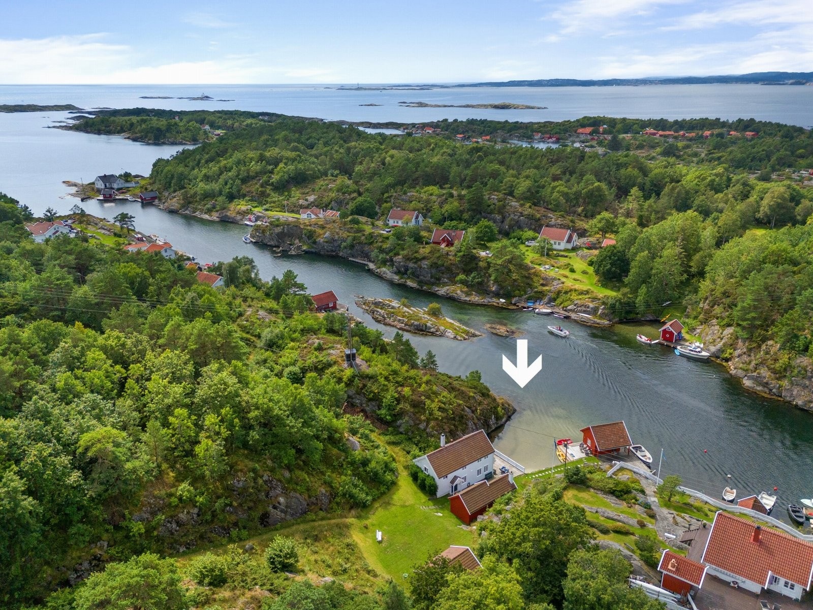 Denne nydelige eiendommen er beliggende i Skippergada - og havet øverst i bildet - pil mot eiendommen Galleribilde