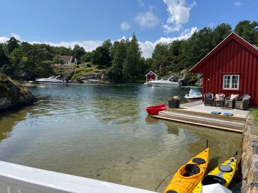 Fra sandstranden mellom sjøbua og hytta Galleribilde